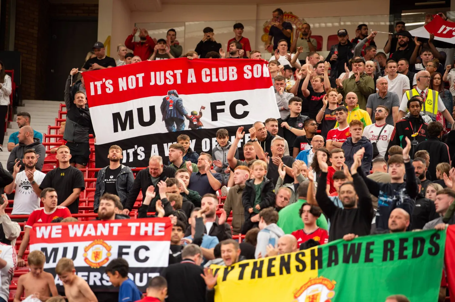 جماهير مانشستر يونايتد تتظاهر ضد عائلة غليرز وتطالب ببيع النادي (ا ب ا)