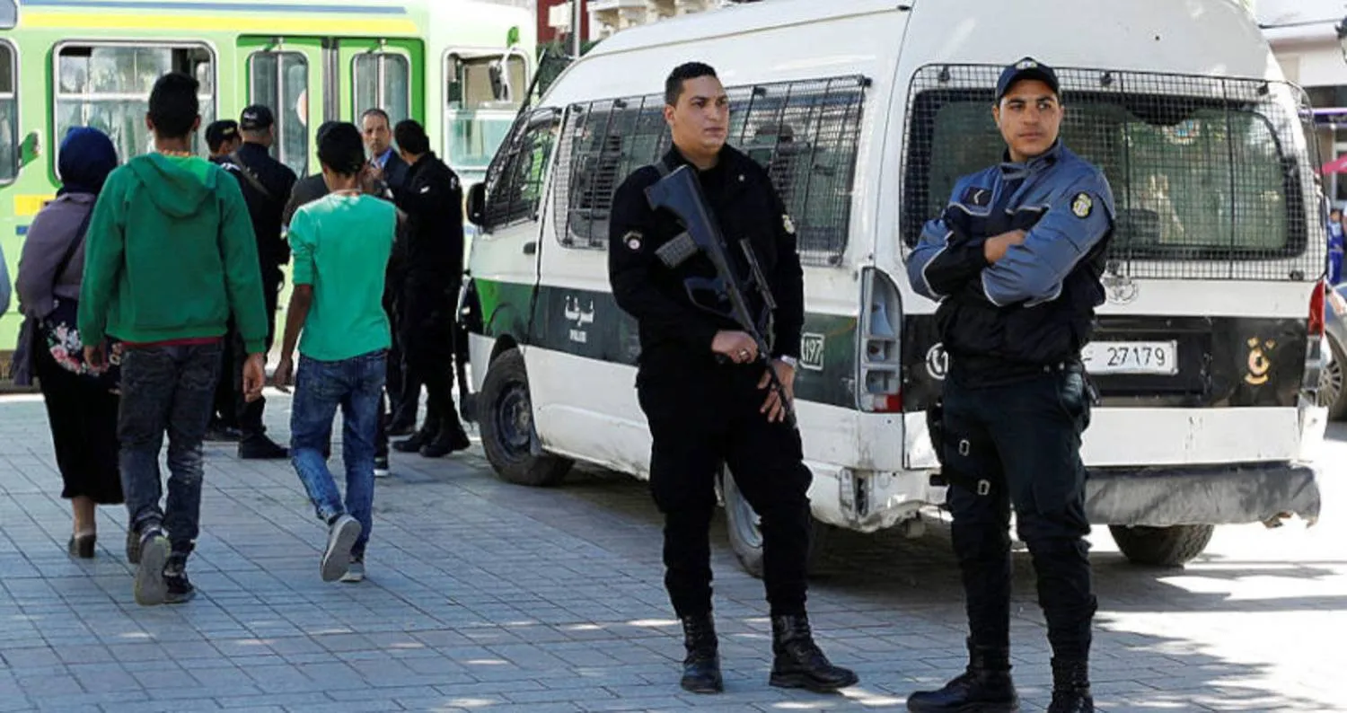 وجود أمني في شارع الحبيب بورقيبة بوسط العاصمة التونسية ( أرشيفية - رويترز)