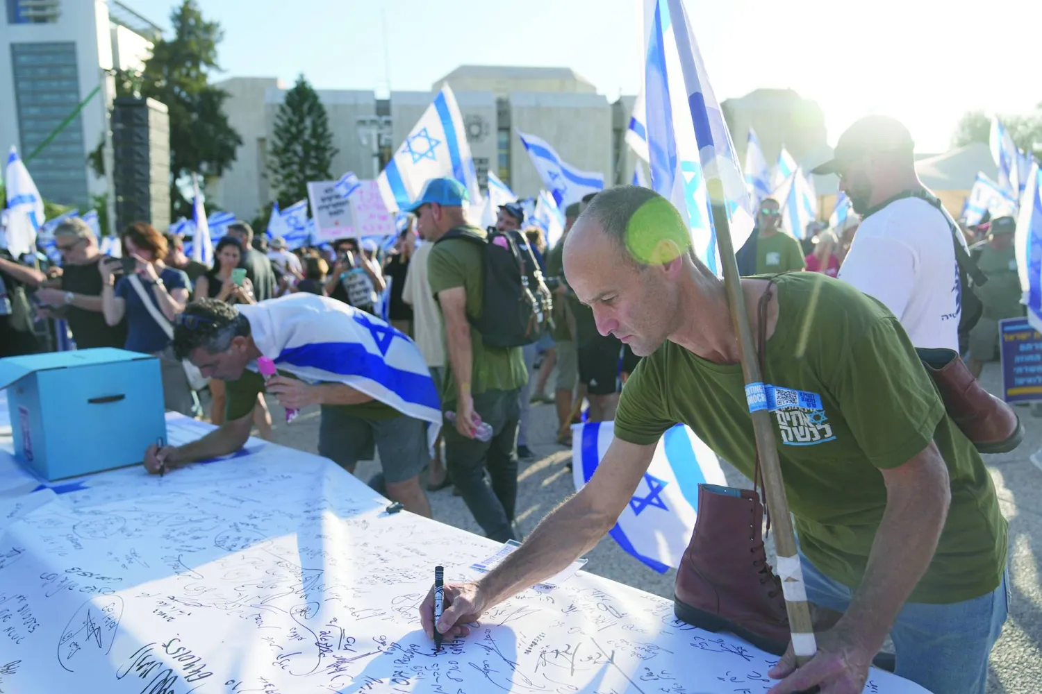 جنود احتياط يوقّعون إعلان رفض الخدمة في تل أبيب خلال يوليو الماضي (أ.ب)