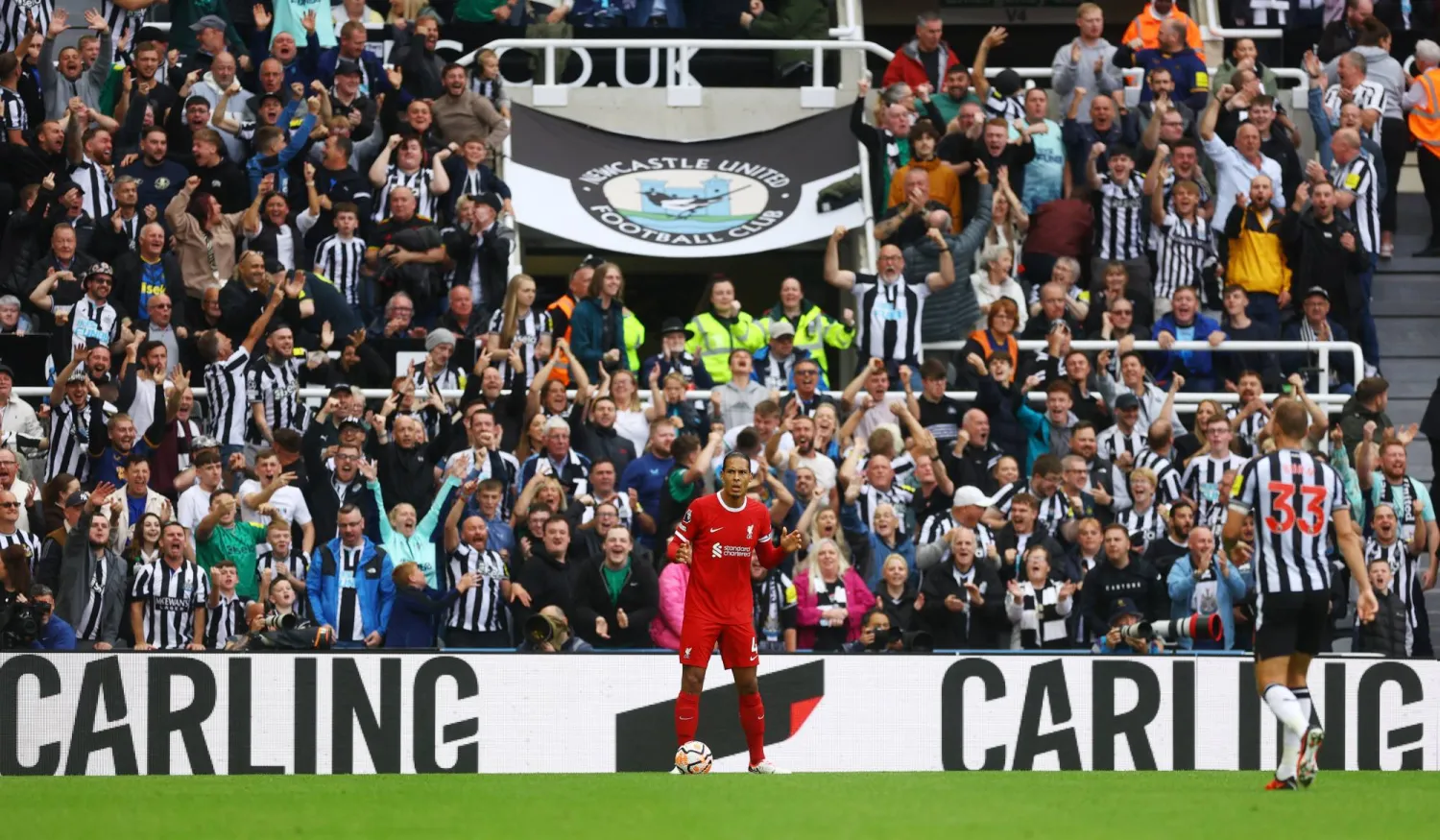 فان دايك خلال مباراة ليفربول ونيوكاسل (رويترز)