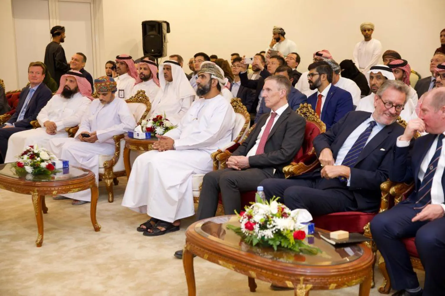 خلال العرض الخاص بالفرص الاستثمارية في قطاع الهيدروجين في عُمان (الشرق الأوسط)