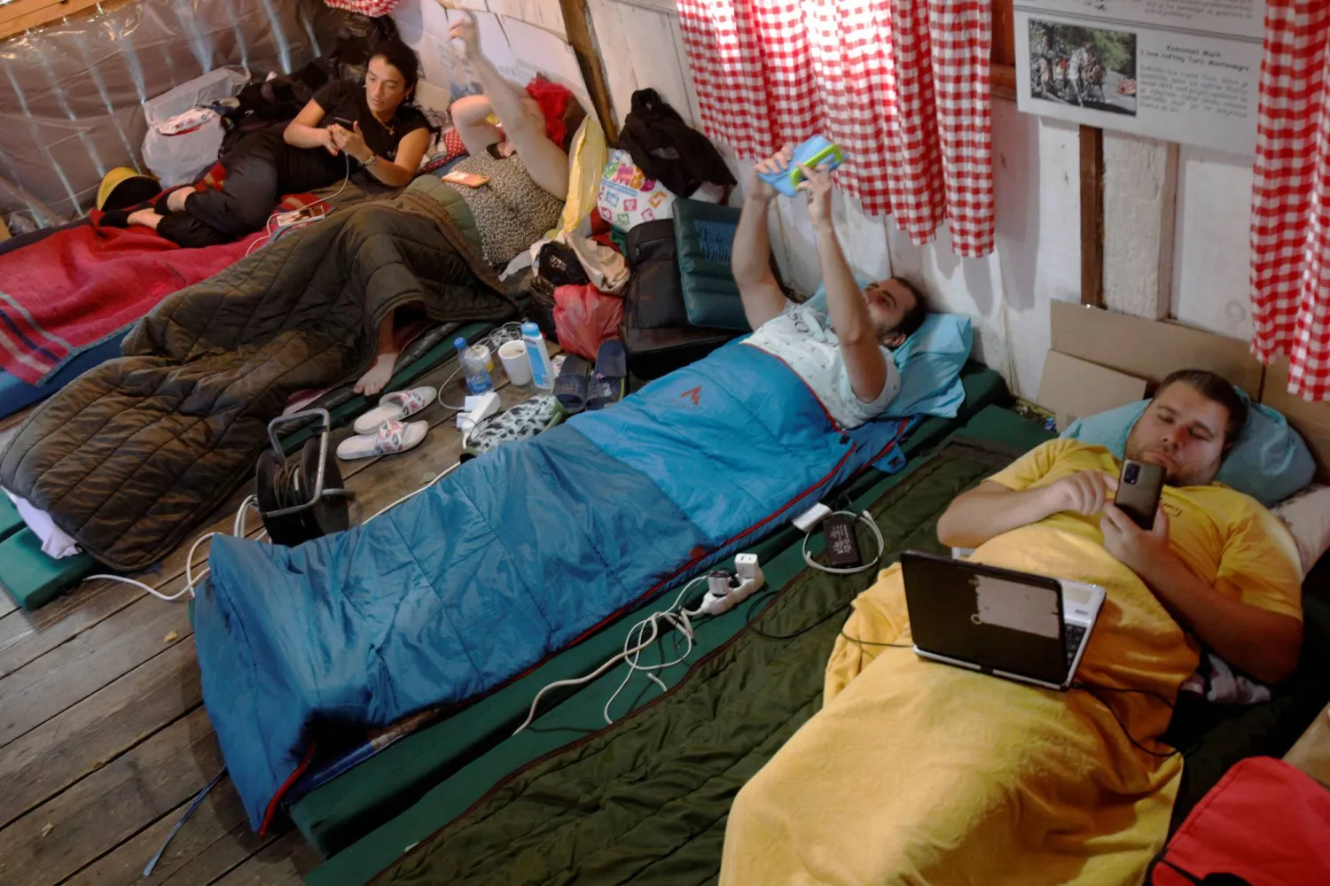 المتسابقون لنيل لقب «المواطن الأكثر كسلاً» في الجبل الأسود (رويترز)