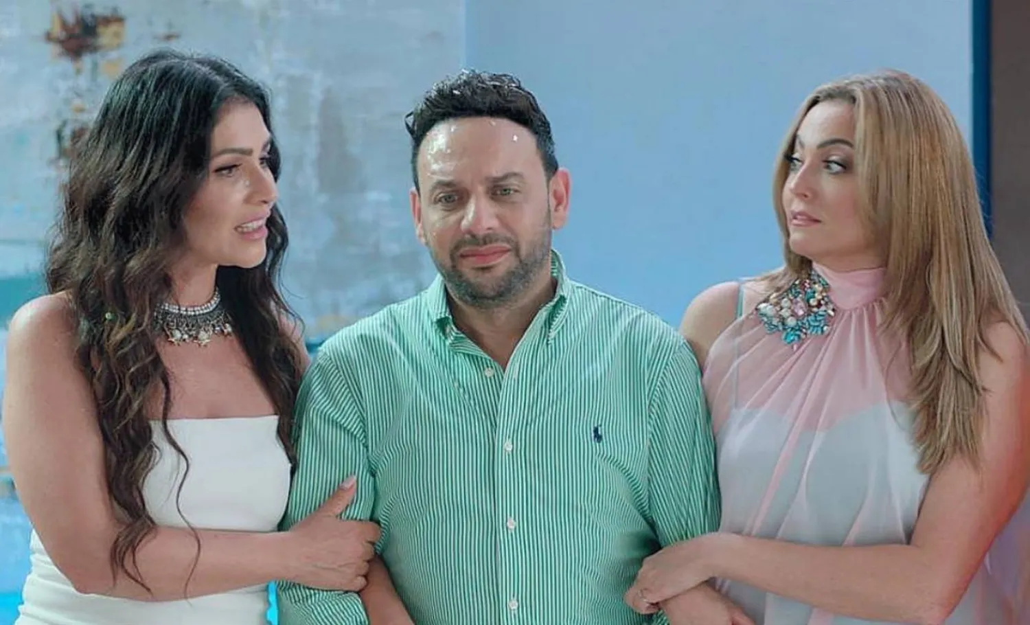 قمر يتوسط بشرى وبسمة في لقطة من الفيلم (الشركة المنتجة للفيلم)