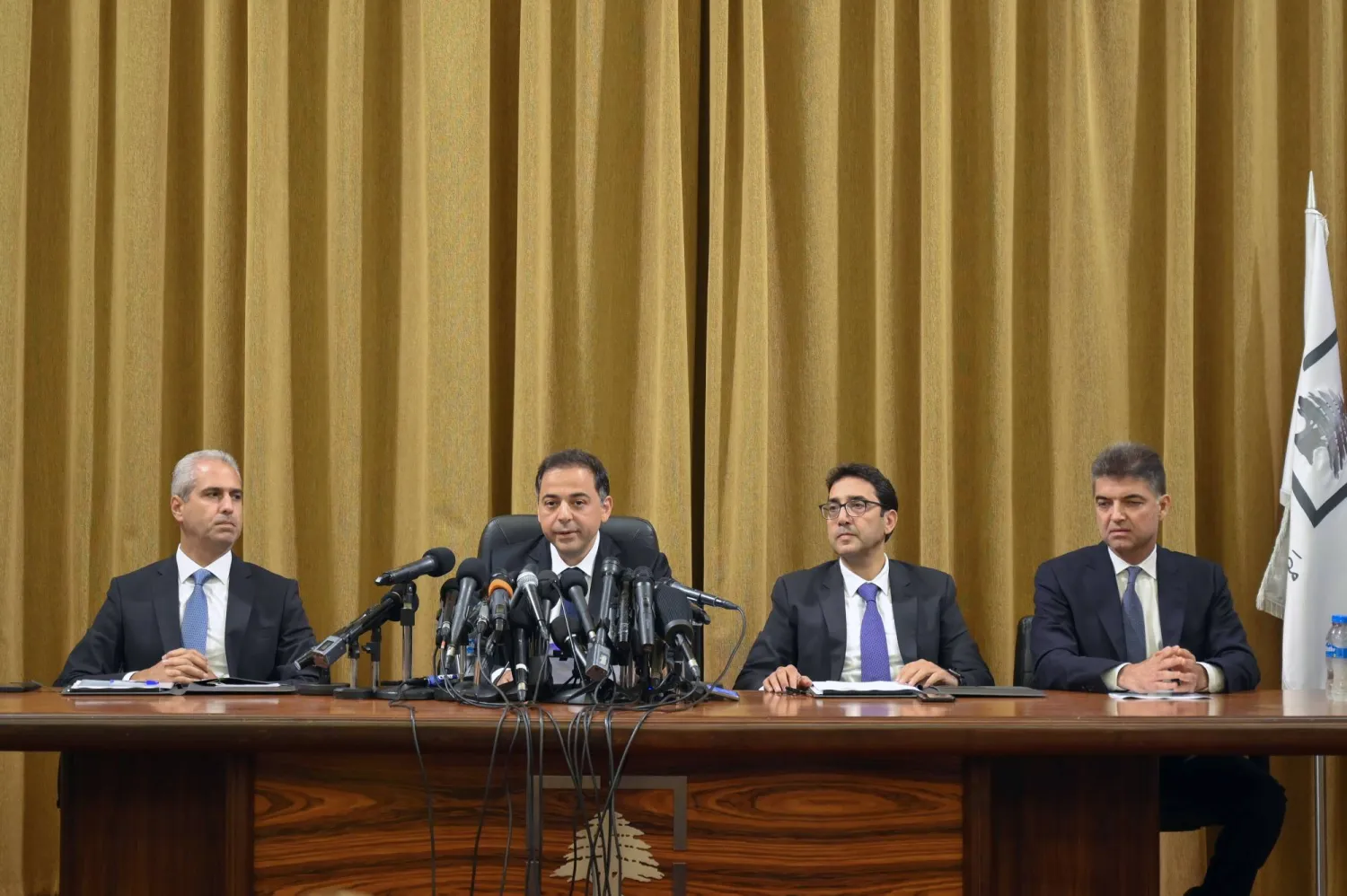 وسيم منصوري الذي يقوم بمهام حاكم مصرف لبنان (الثالث من اليسار) ونواب الحاكم الثلاثة الآخرون (إ.ب.أ)