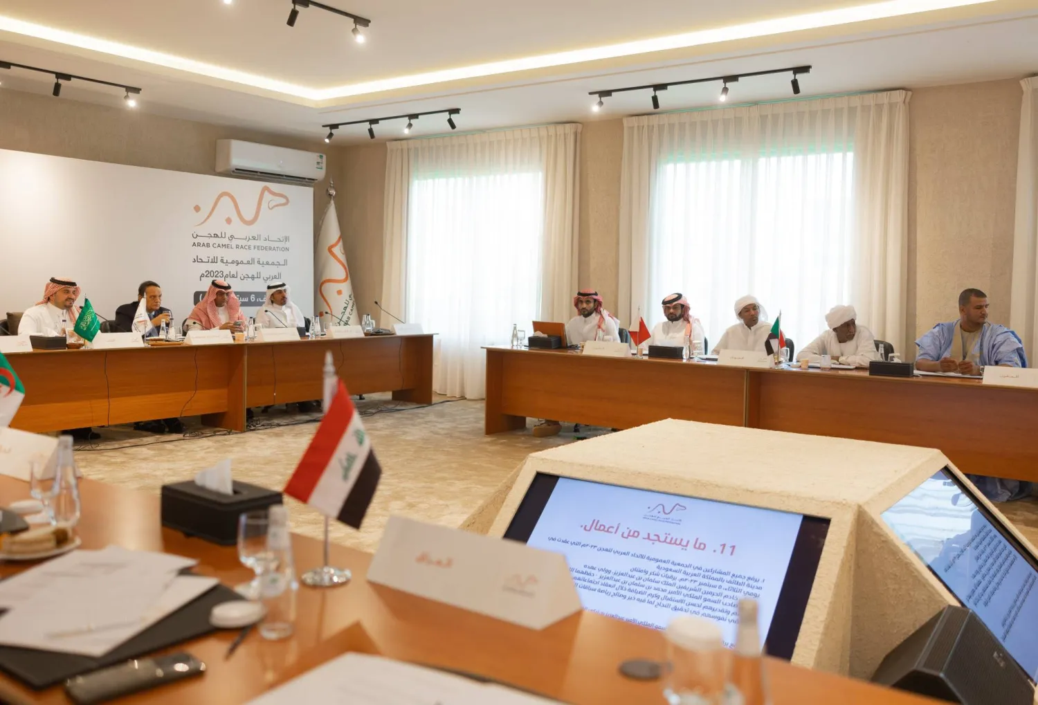 جانب من اجتماع أعضاء الجمعية العمومية بميدان الهجن في الطائف (الاتحاد العربي للهجن)