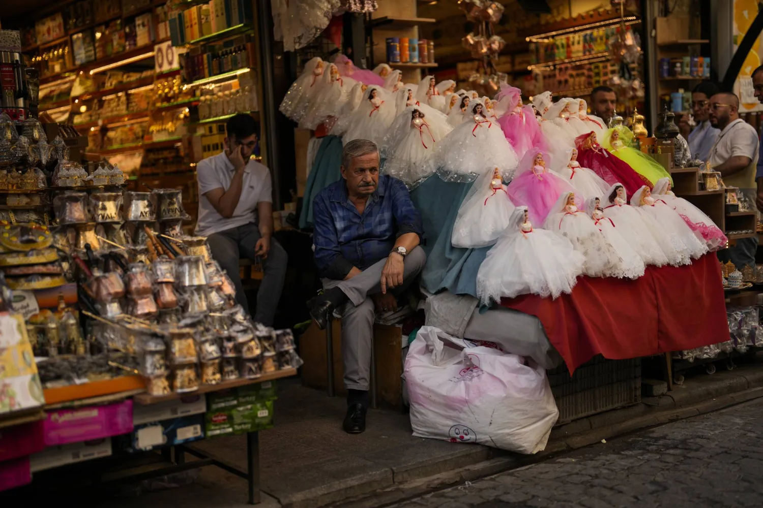 بائع ينتظر حضور الزبائن في أحد المحال التجارية بسوق شعبية في مدينة إسطنبول التركية (أ.ب)