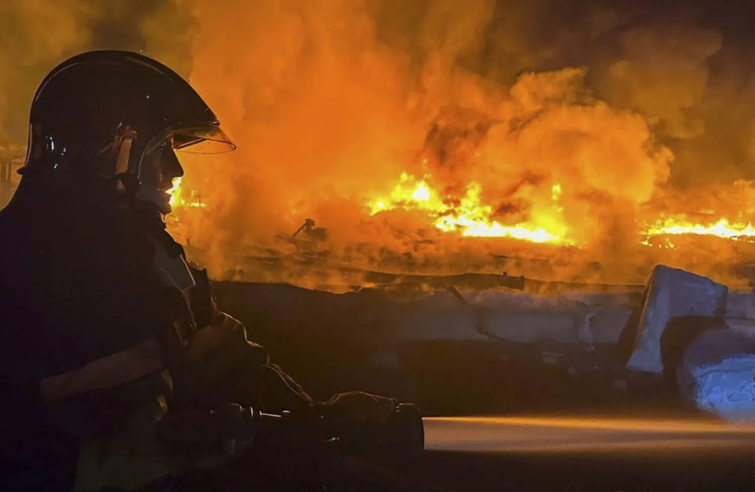 تصاعد ألسنة اللهب نتيجة الهجوم الذي شنته روسيا ليل أمس على البنية التحتية لموانئ أوكرانية على نهر الدانوب (إ.ب.أ)