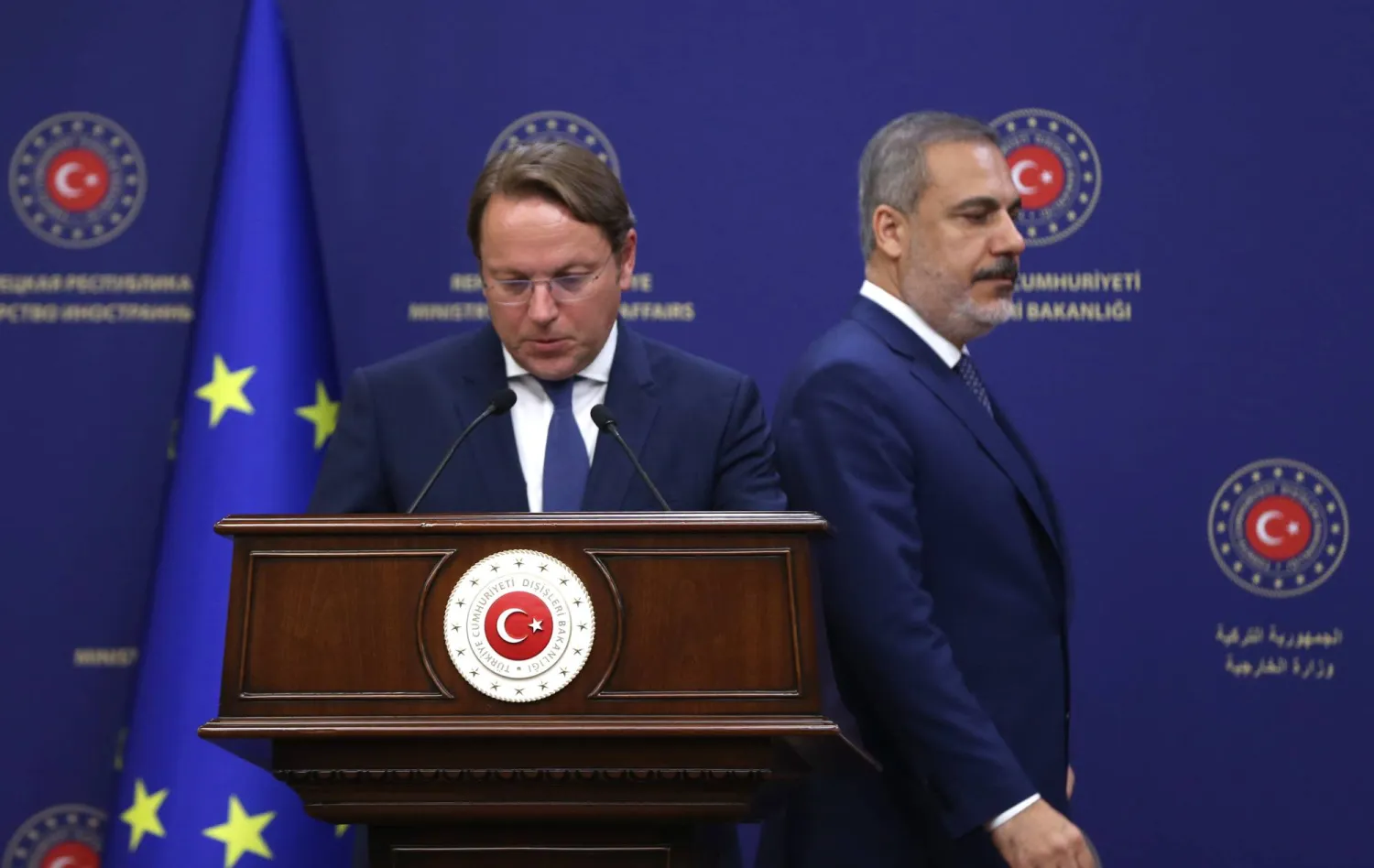 (من اليمين) وزير الخارجية التركي هاكان فيدان ومفوض الاتحاد الأوروبي لشؤون الجوار والتوسع أوليفر فارهيلي (إ.ب.أ)