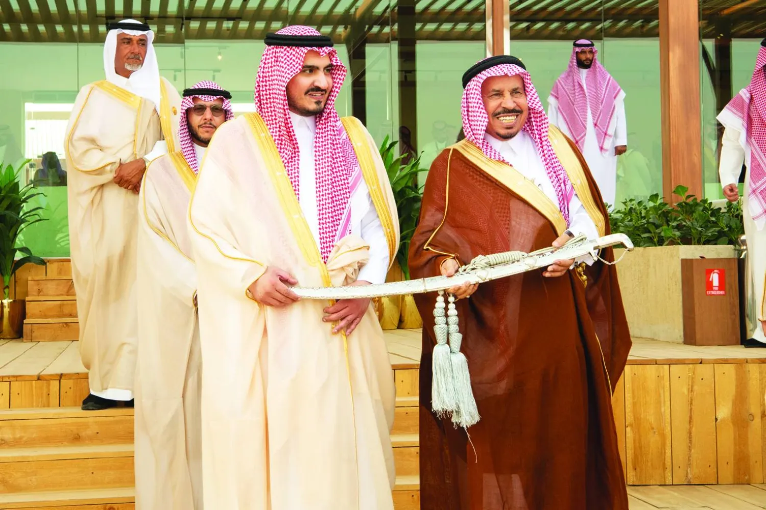 
نائب أمير منطقة مكة المكرمة خلال تتويج الفائزين بـ«سيف ولي العهد» (واس)