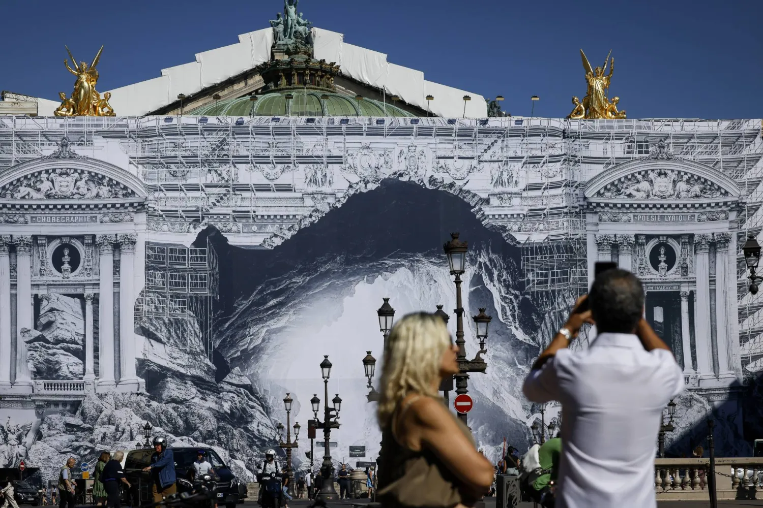 شهرة جي آر مستمدَّة من أعمال كولاج لصور فوتوغرافية عملاقة عرضها في مواقع بمختلف أنحاء العالم (أ.ب)