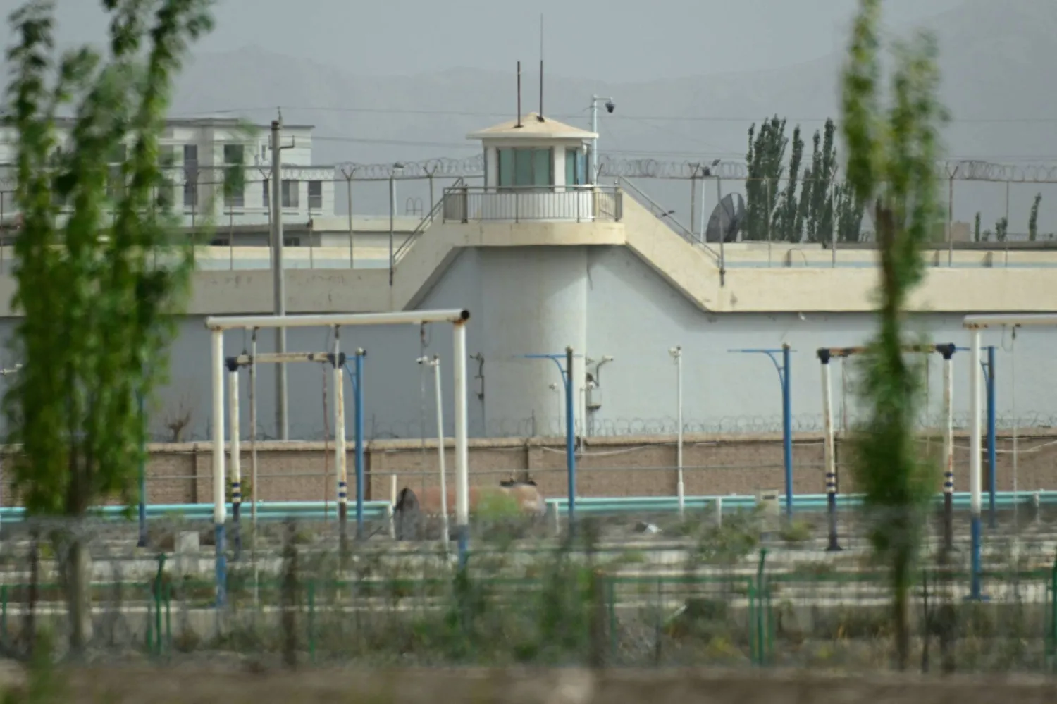 تُظهر هذه الصورة التي تم التقاطها في 19 يوليو 2023 برج مراقبة لمنشأة احتجاز مزعومة في أرتوكس في محافظة كيزيلسو بمنطقة شينجيانغ شمال غرب الصين (أ.ف.ب)