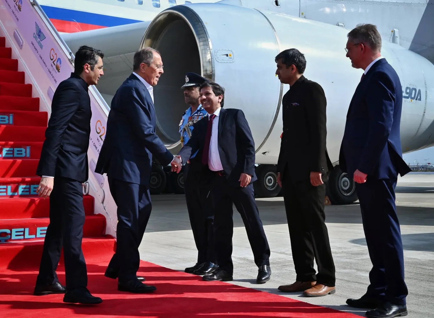 وزير الخارجية الروسي سيرغي لافروف يصل لحضور قمة مجموعة العشرين في مطار بالام للقوات الجوية في نيودلهي بالهند في 8 سبتمبر 2023 (إ.ب.أ)