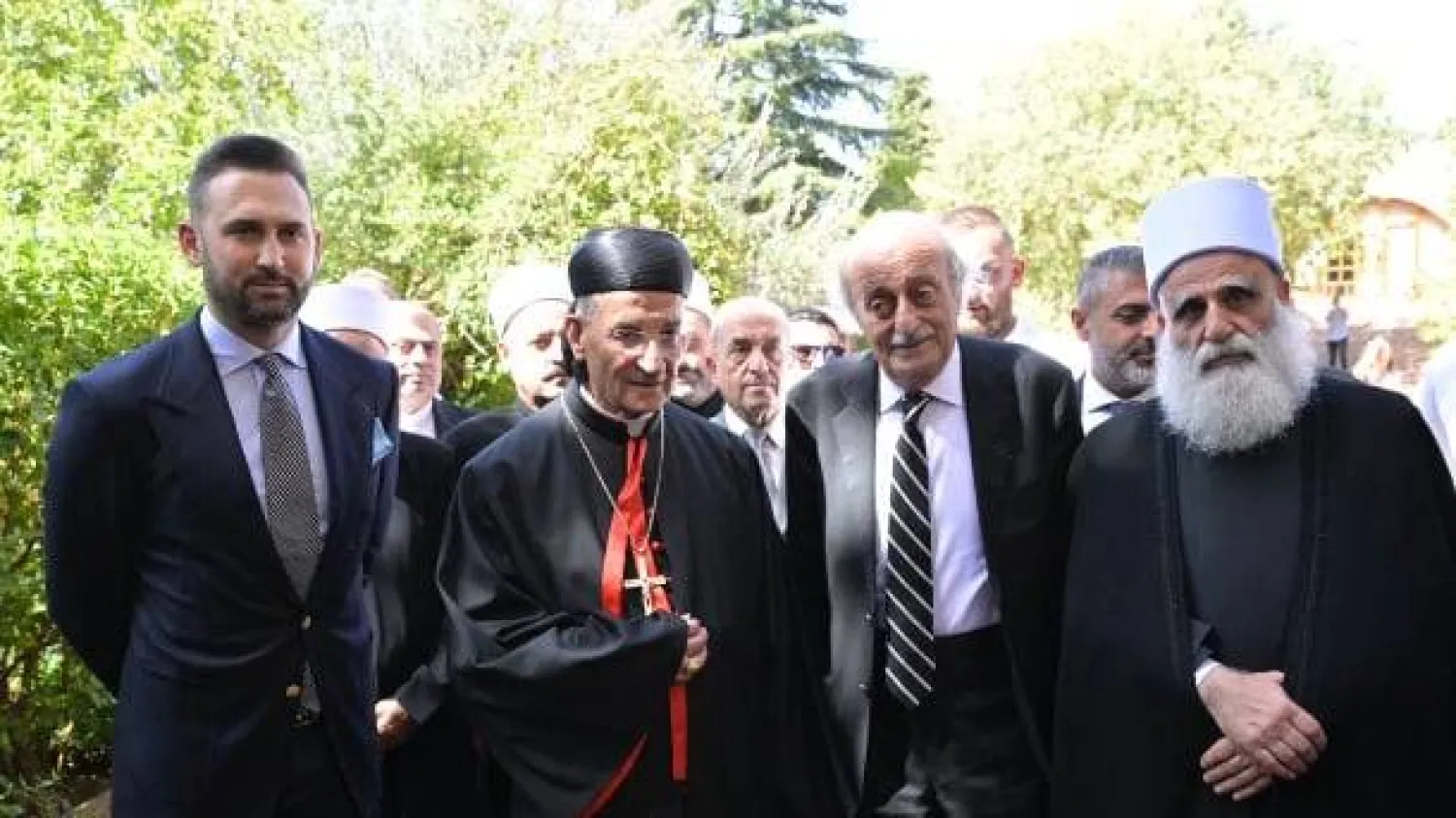 صورة وزَّعها الحزب التقدمي الاشتراكي للراعي في المختارة متوسطاً جنبلاط الأب والابن