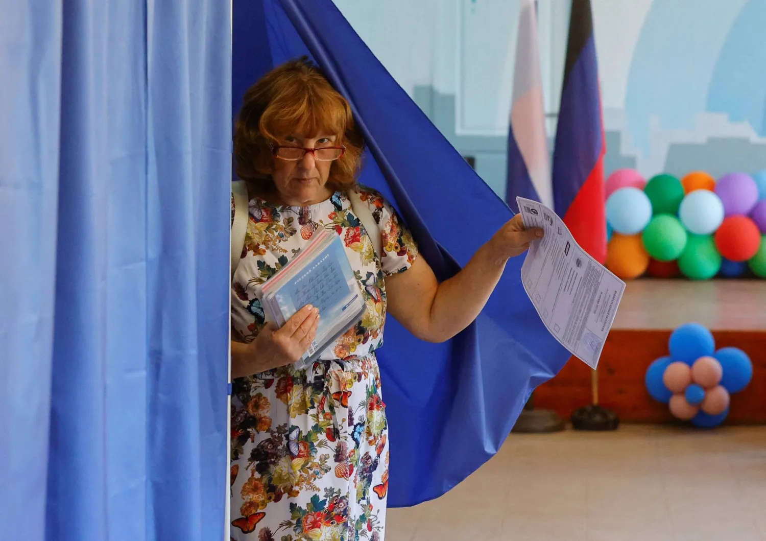 امرأة تدلي بصوتها في الانتخابات في منطقة دونيتسك الأوكرانية التي تسيطر عليها روسيا (رويترز)