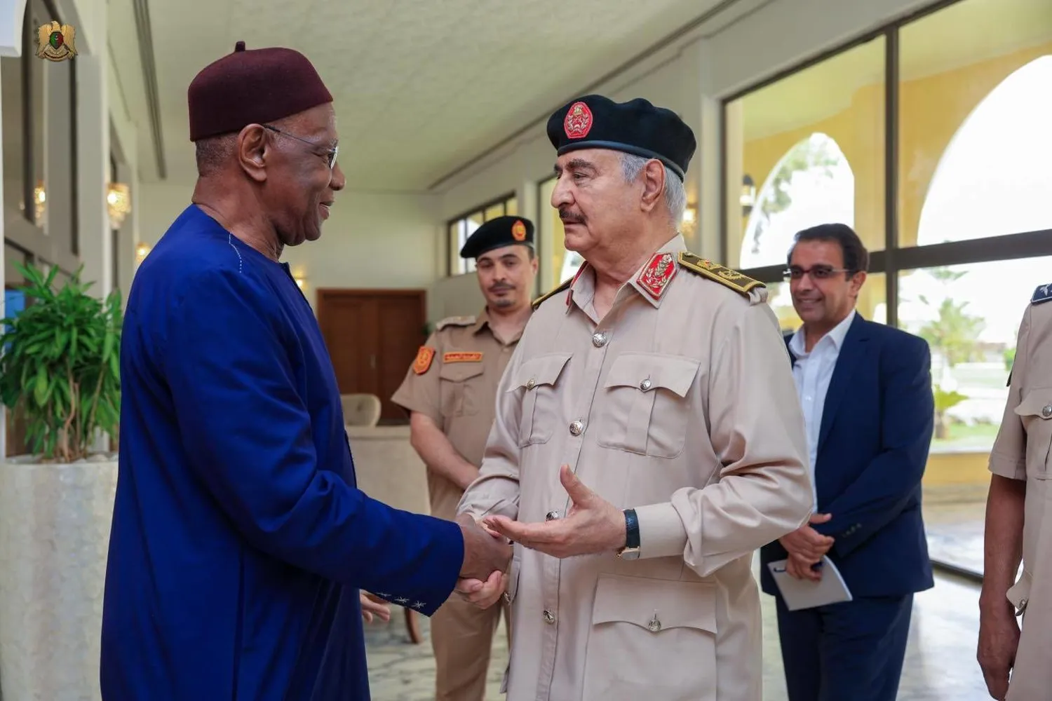 Libya Ulusal Ordusu (LUO) Başkomutanı Mareşal Halife Hafter ile Birleşmiş Milletler (BM) Libya Özel Temsilcisi Abdullah Bathiliy bir süre önce Ordu Genel Komutanlığı karargahında görüşme gerçekleştirdi. (Libya Ulusal Ordusu Genel Komutanlığı)