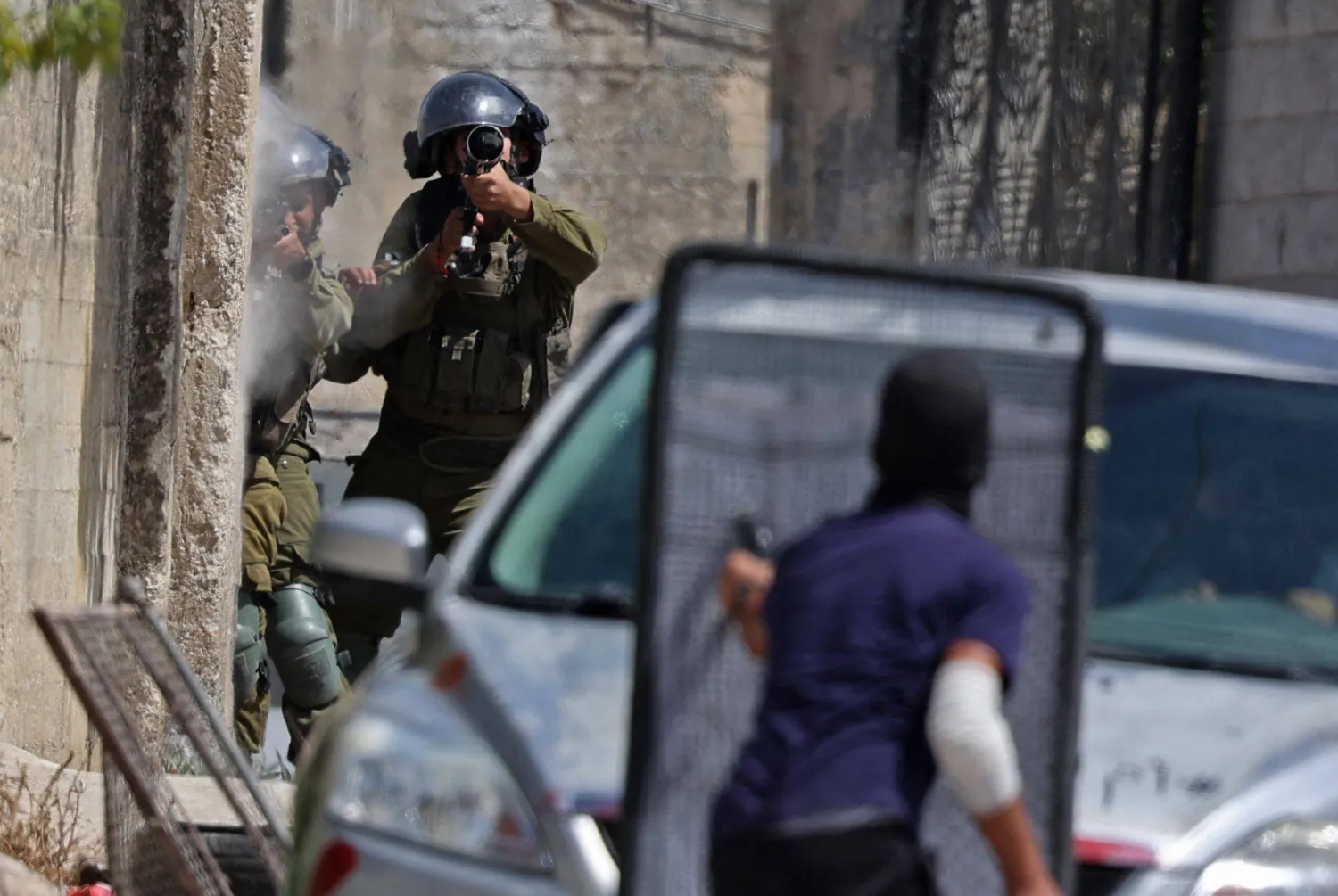 قوات الأمن الإسرائيلية تحاول تفريق احتجاجات في كفر قدوم بالضفة الغربية اليوم الجمعة (أ.ف.ب)