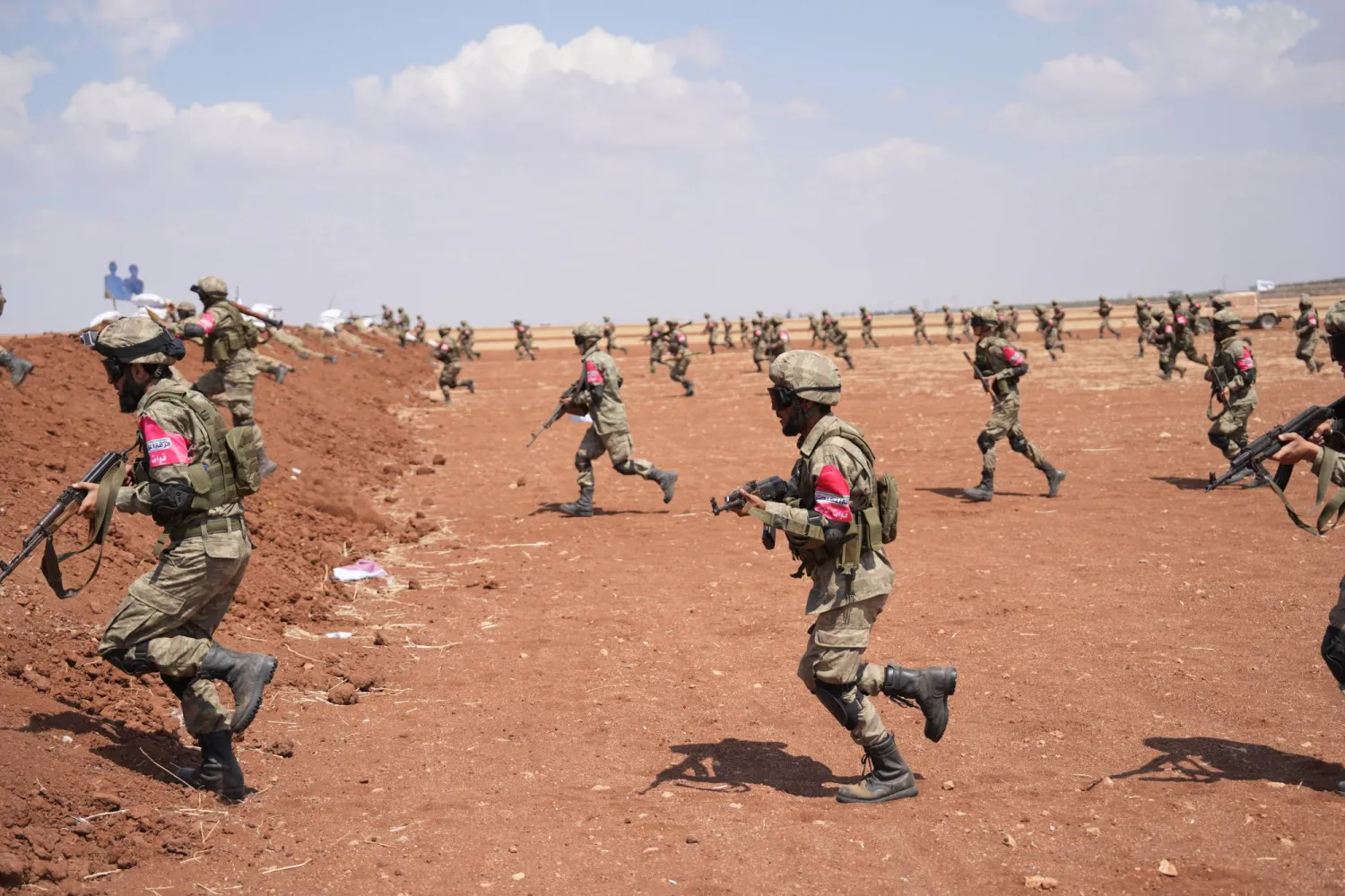 مقاتلون في فصيل تدعمه تركيا خلال عرض عسكري في مارع بريف حلب في أغسطس الماضي (إ.ب.أ)