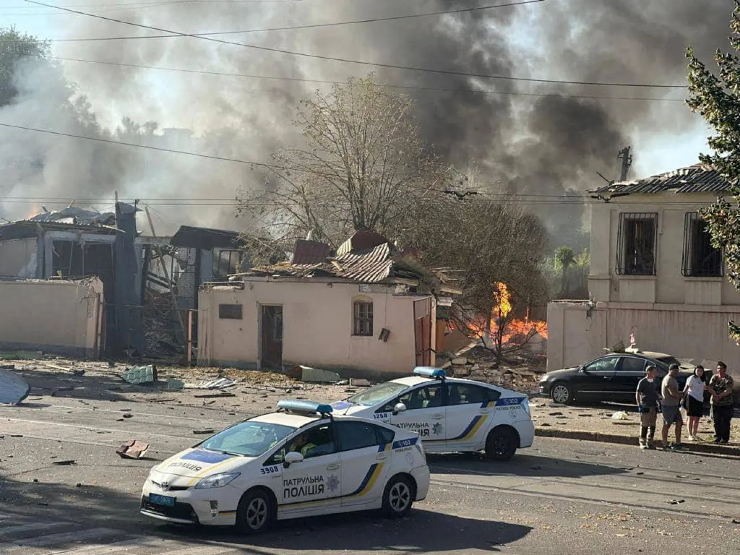 سيارات شرطة في موقع ضربة صاروخية روسية وسط الهجوم الروسي على أوكرانيا في كريفي ريه بمنطقة دنيبروبتروفسك وسط أوكرانيا في 8 سبتمبر 2023 (رويترز)