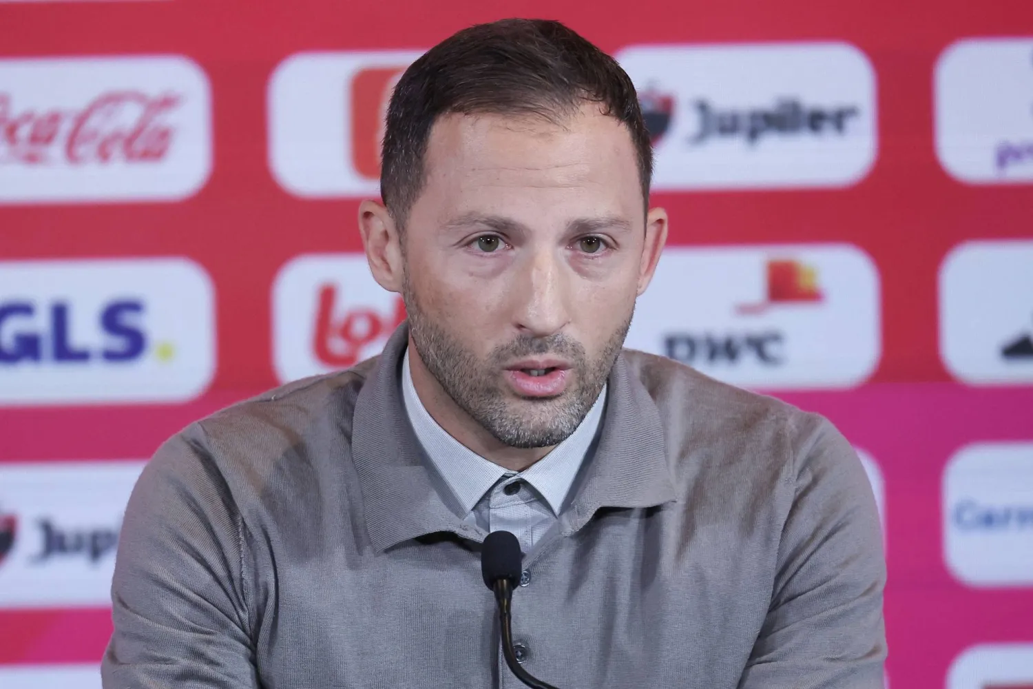 دومينيكو تيديسكو مدرب بلجيكا خلال المؤتمر الصحافي (أ.ف.ب)