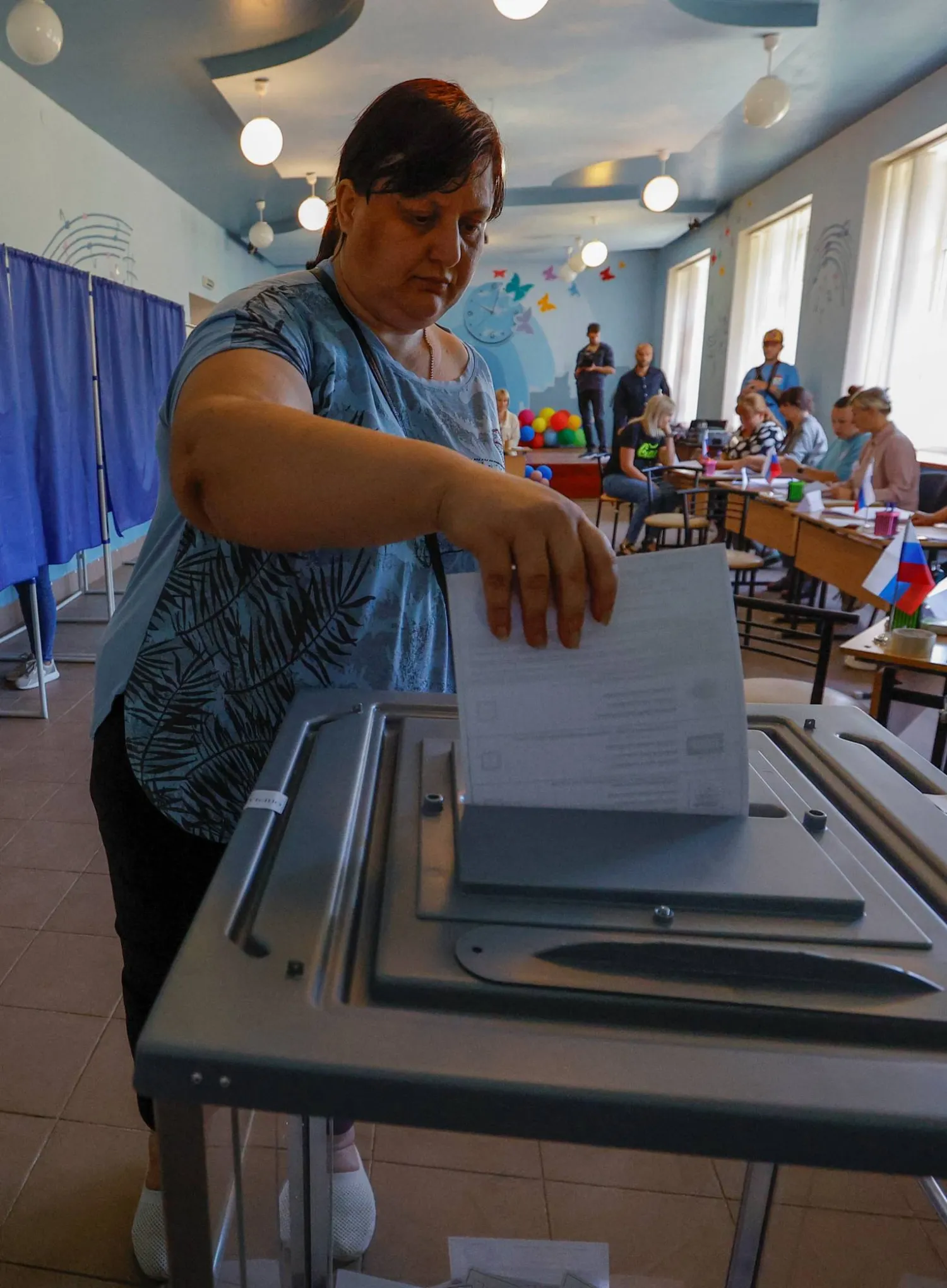 امرأة تدلي بصوتها في الانتخابات في منطقة دونيتسك الأوكرانية التي تسيطر عليها روسيا (رويترز)