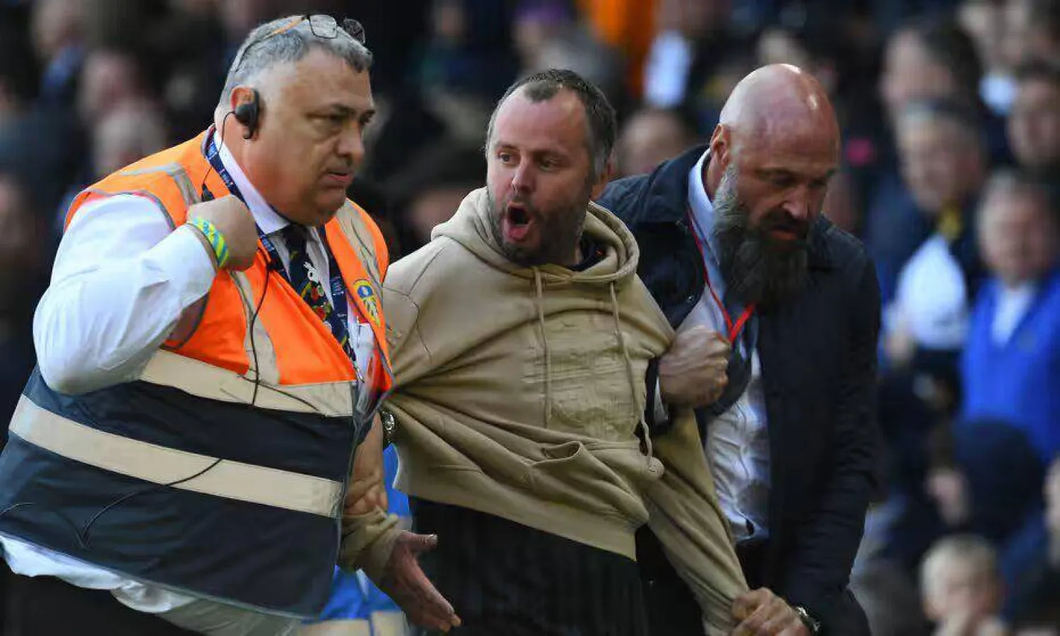 ألقت شرطة وست يوركشاير القبض على ديربيشاير بعد نجاح الأمن في اقتياده إلى خارج الملعب (منصة إكس)
