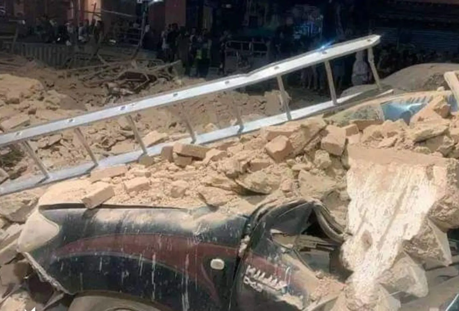 Fas'ın birçok şehrini vuran depremin ardından enkaz altında bir araba (Fas Kanal 2)
