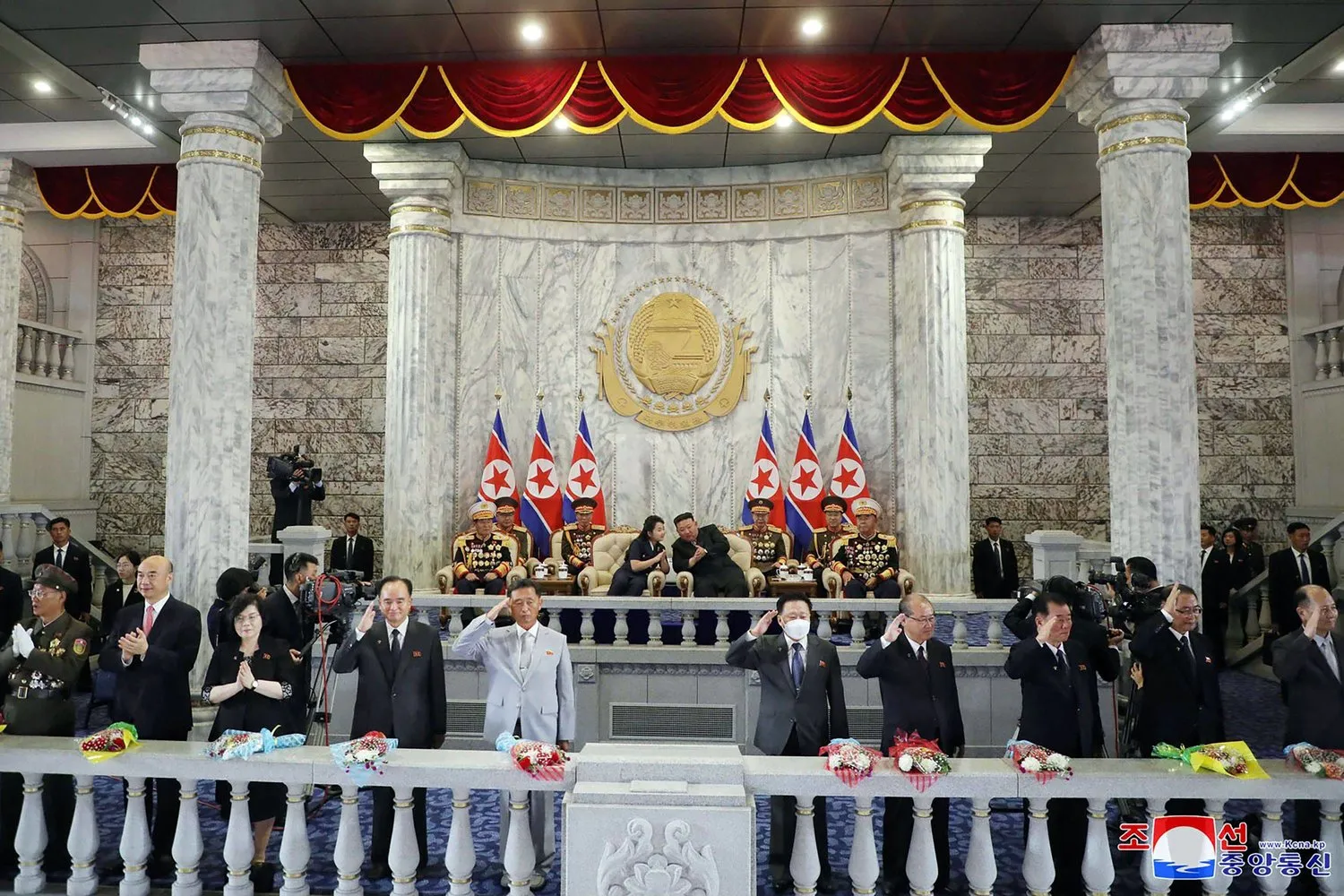 Kuzey Kore lideri Kim Jong-u ve kızı Pyongyang'daki Kim Il Sung Meydanı'ndaki askeri geçit törenine katıldı (AFP)