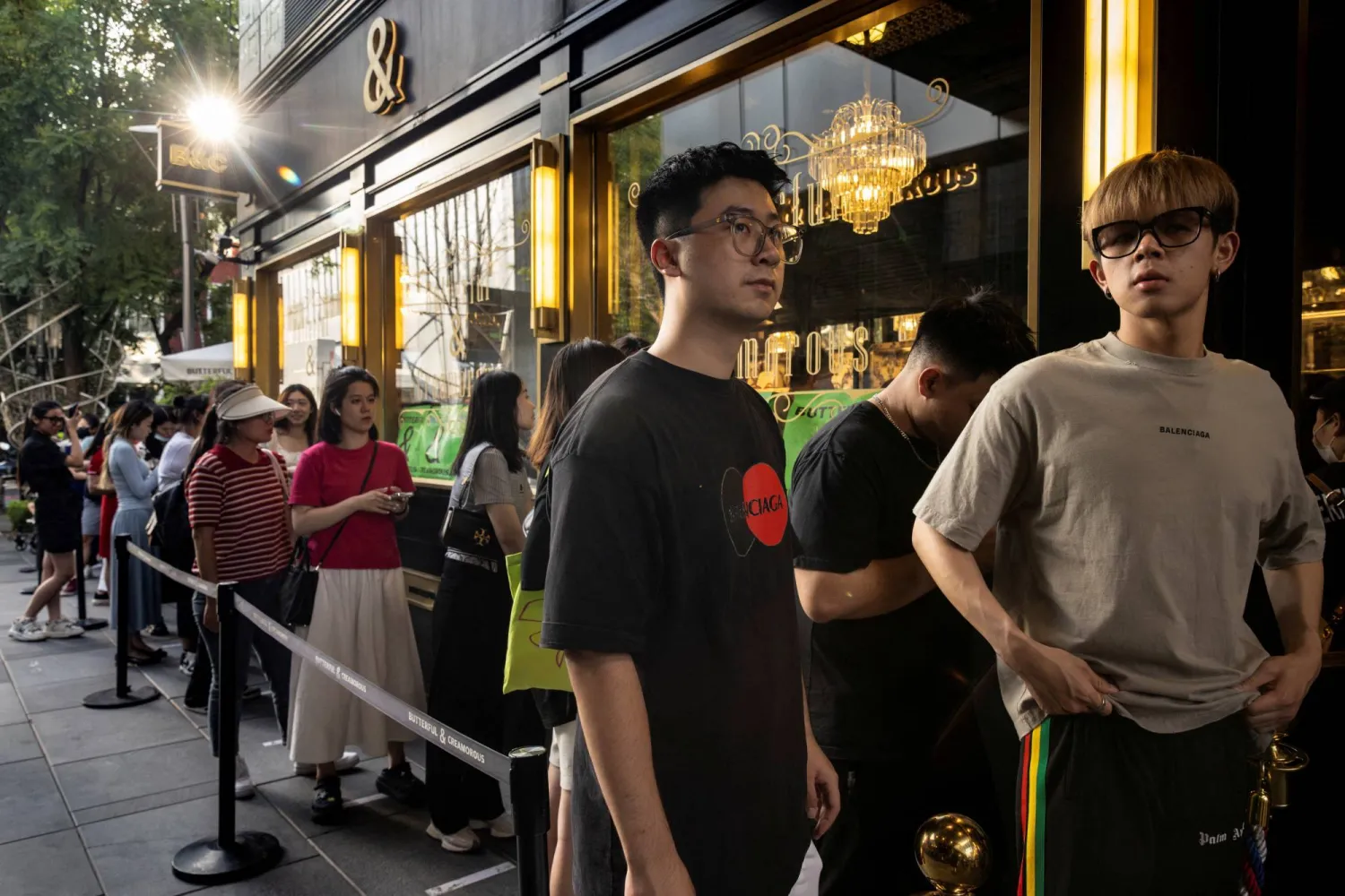 أناس يصطفون خارج مطعم معجنات شهير في بكين بالصين (رويترز)