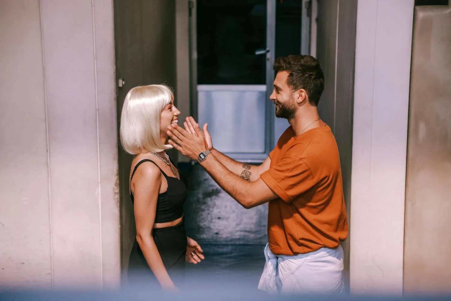 زاف وشريكة القلب ستيفاني عطا الله في مشهد من «أول كلمة» (صور الفنان)