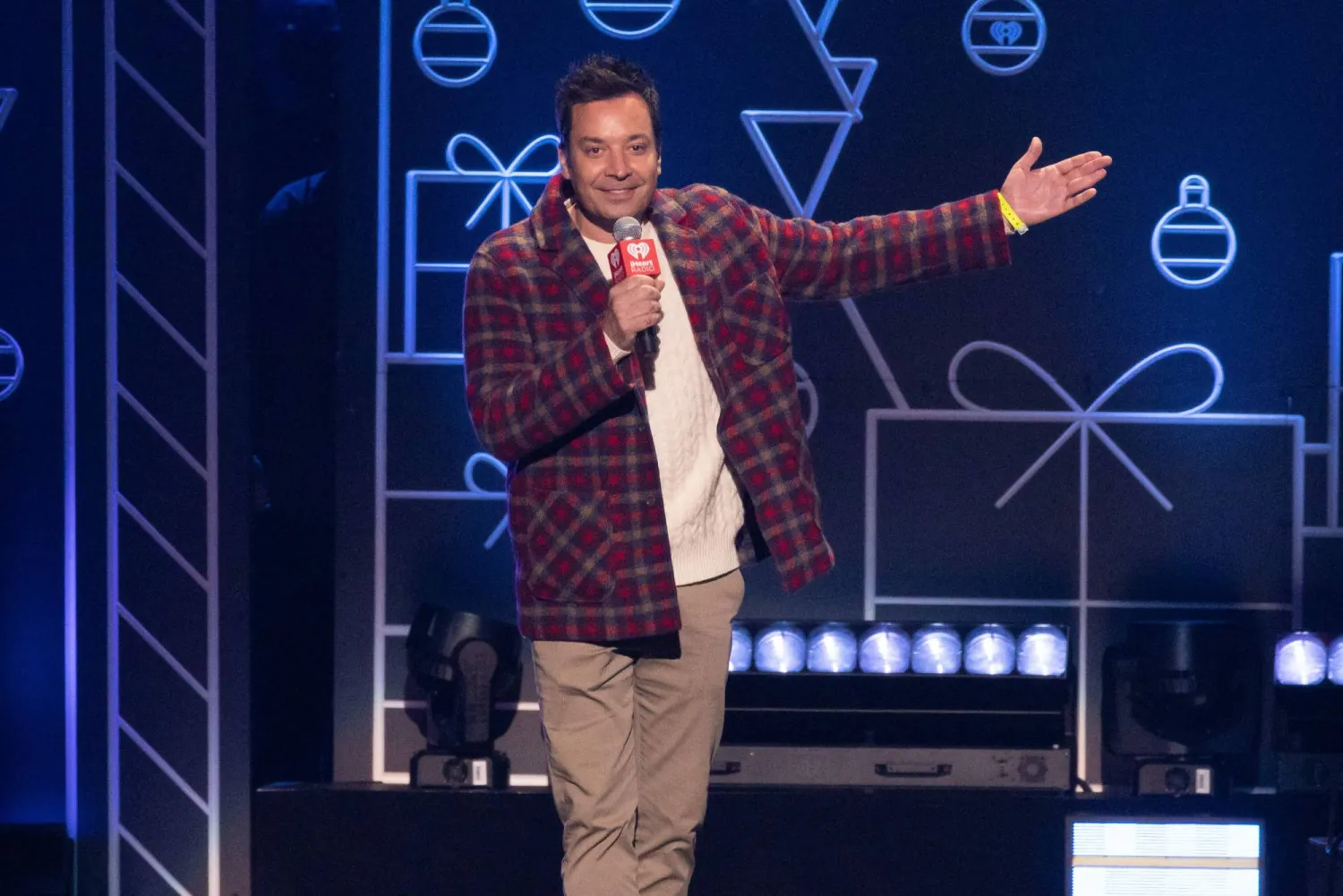 الفكاهي جيمي فالون مُتّهم بإشاعة «سلوك فوضوي» بين زملاء العمل (أ.ف.ب)