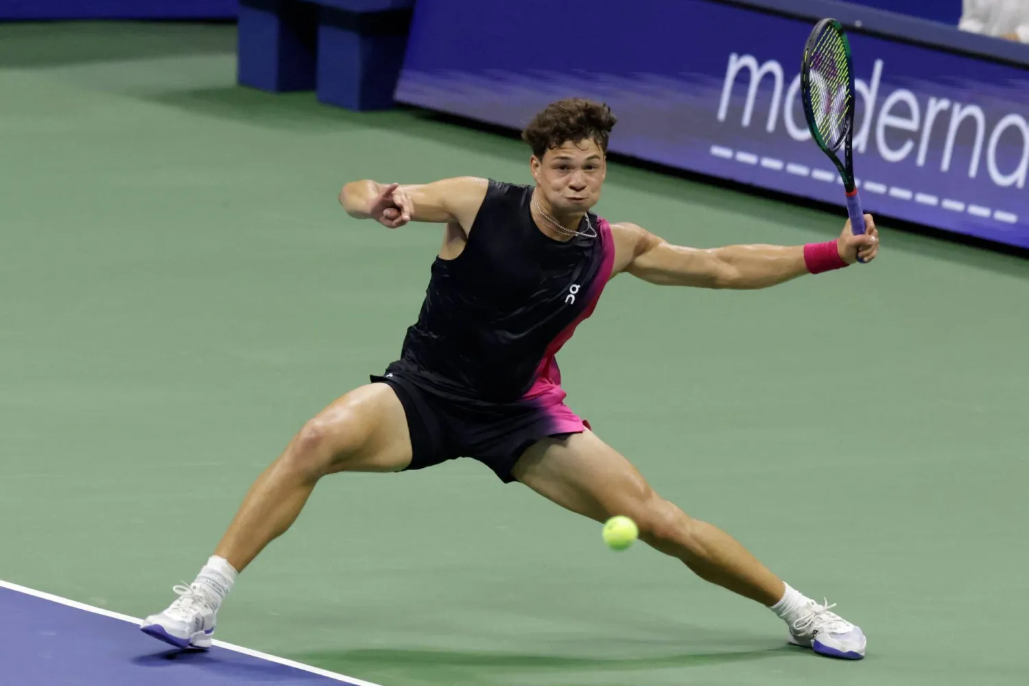 بن شيلتون أثناء مواجهته الصربي نوفاك ديوكوفيتش (أ.ف.ب)