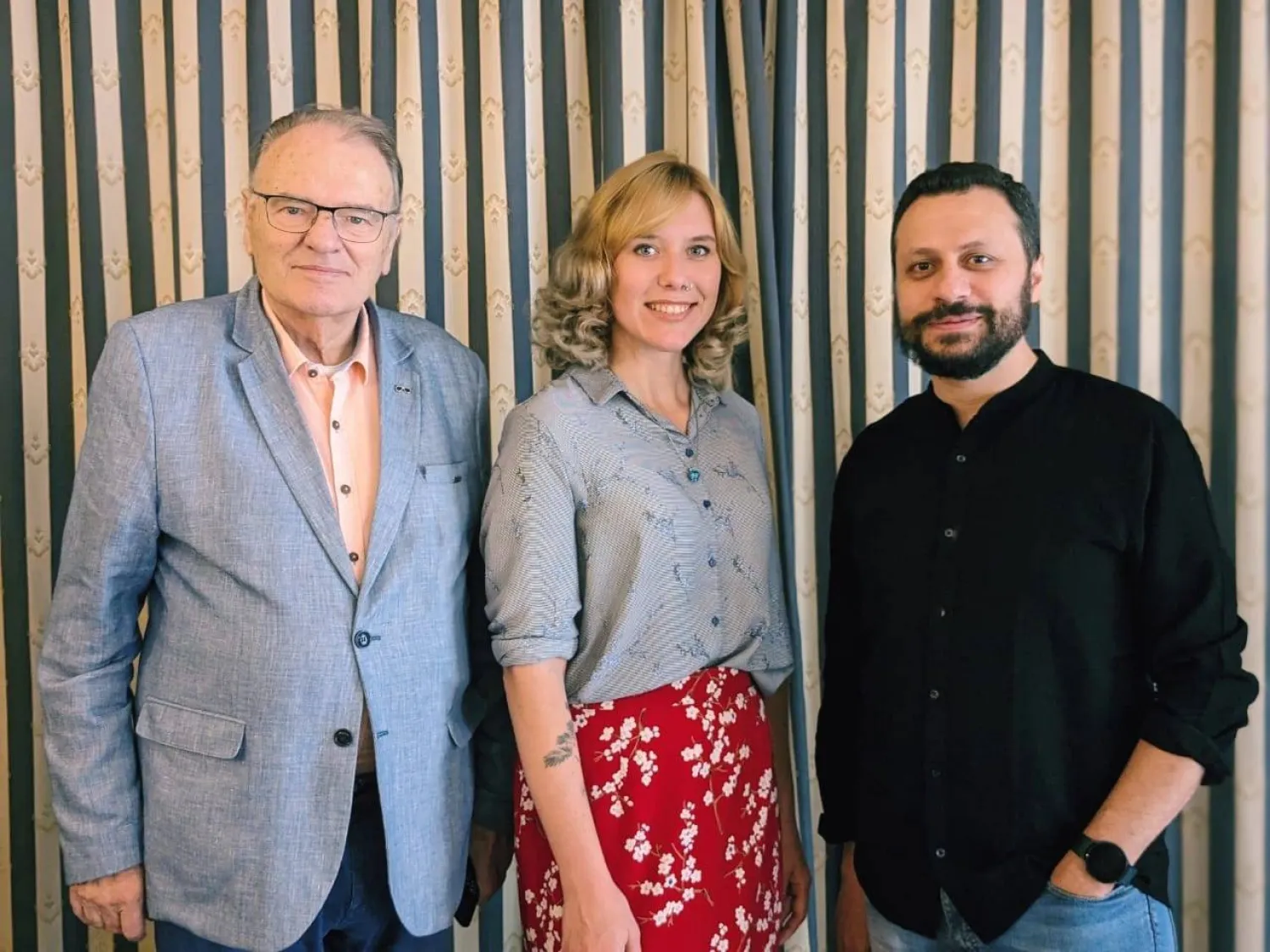 أحمد شوقي رئيس «فيبرسي» مع نائبة الرئيس الأوكرانية إلينا روباشفيسكا والسكرتير العام الألماني كلاوس إيدر (الشرق الأوسط)