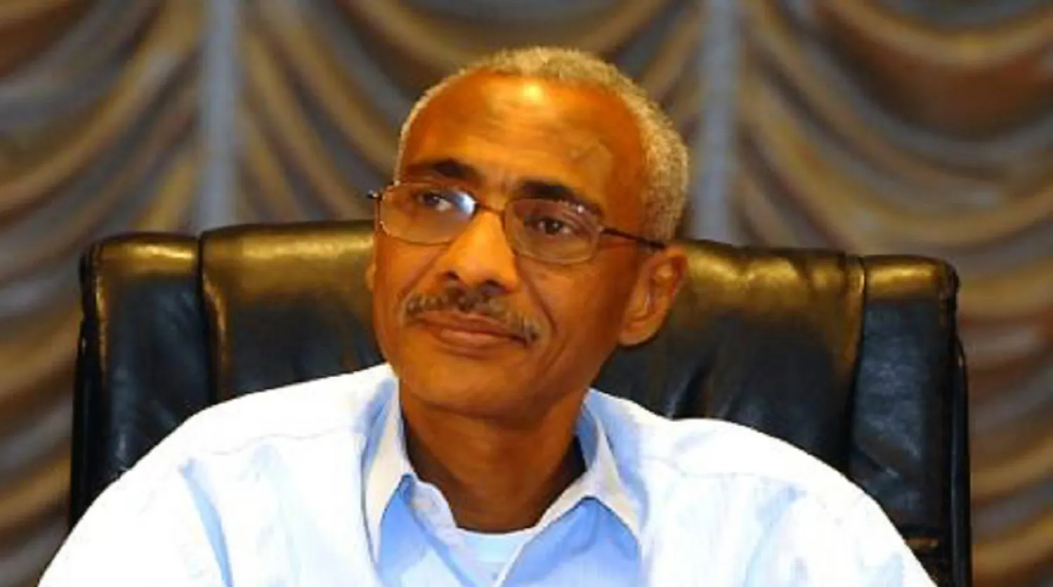 محمد مدني: أعطيت نفسي صفة شاعر ولن أترك أحداً ينزعها مني