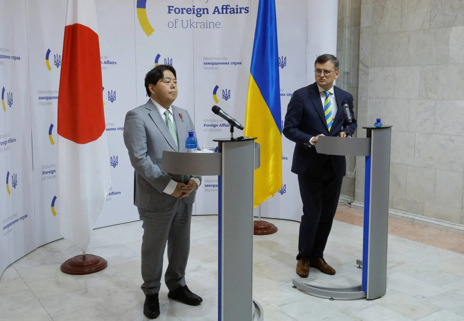 وزير خارجية اليابان (السبت) مع نظيره الأوكراني دميترو كوليبا في كييف (رويترز)