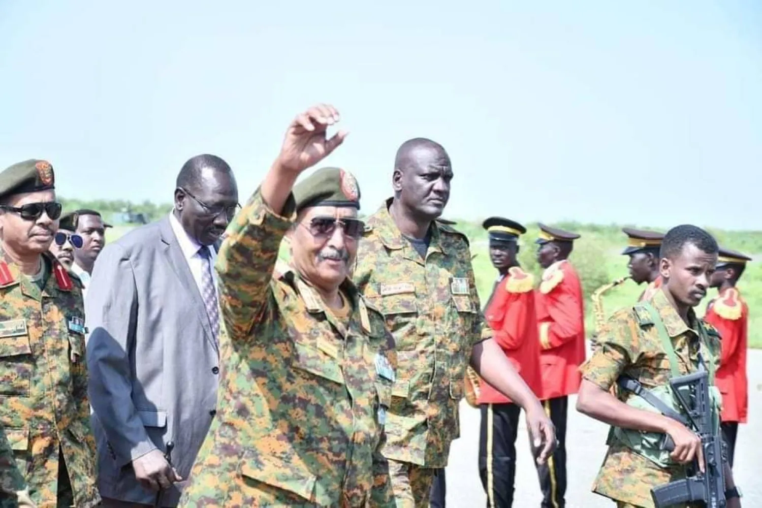 البرهان لدى زيارته السبت معسكراً للجيش في مدينة الدمازين جنوب غربي السودان (موقع مجلس السيادة على «فيسبوك»)