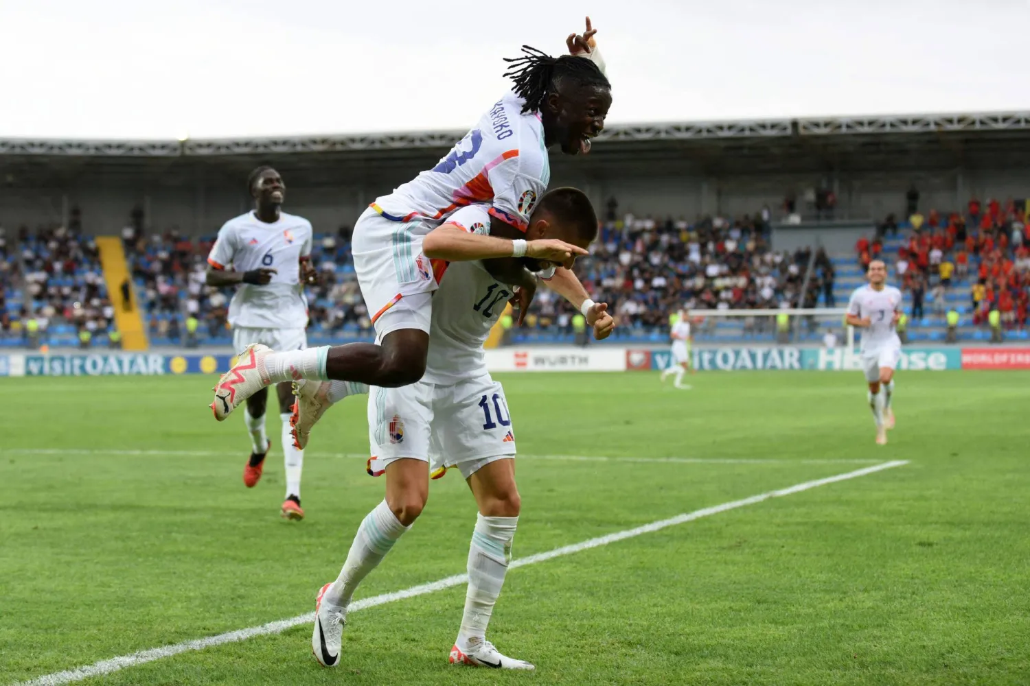 لاعبو بلجيكا يحتفلون بهدف زميلهم يانيك كاراسكو في شباك أذربيجان (رويترز)