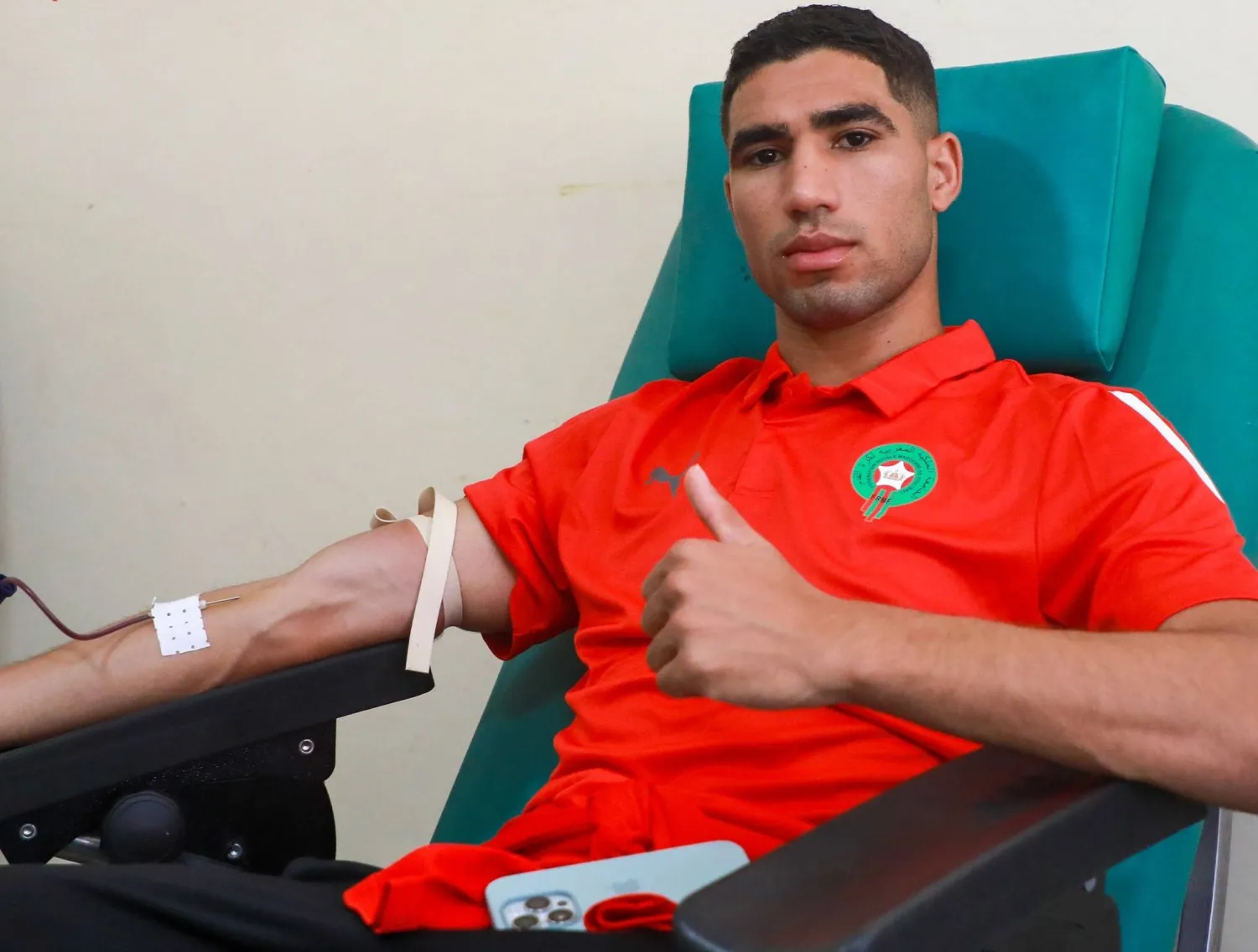 أشرف حكيمي خلال تبرعه بالدم لمصابي الزلزال (اتحاد الكرة المغربي)
