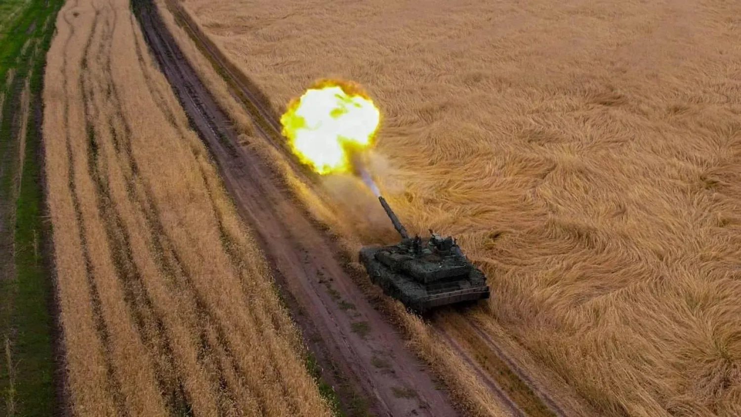 دبابة روسية تطلق النار خلال معارك في أوكرانيا (وزارة الدفاع الروسية)