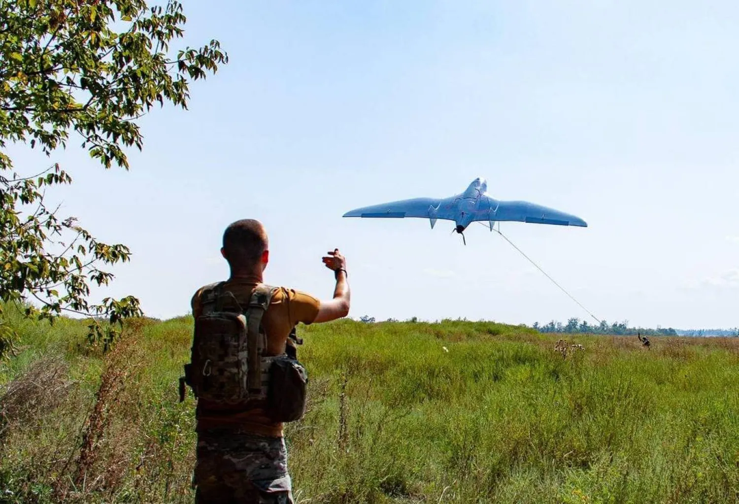 جندي أوكراني يطلق طائرة مسيّرة (قناة الرئيس الأوكراني على تلغرام)