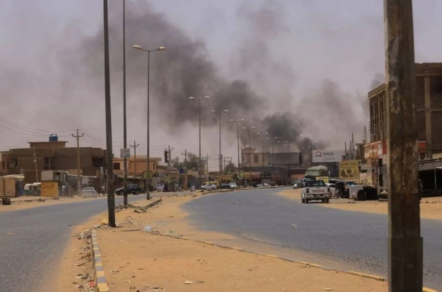 Smoke rises in Omdurman, near Halfaya Bridge, during clashes between the Rapid Support Forces and the army as seen from Khartoum North, Sudan April 15, 2023. REUTERS/Mohamed Nureldin Abdallah