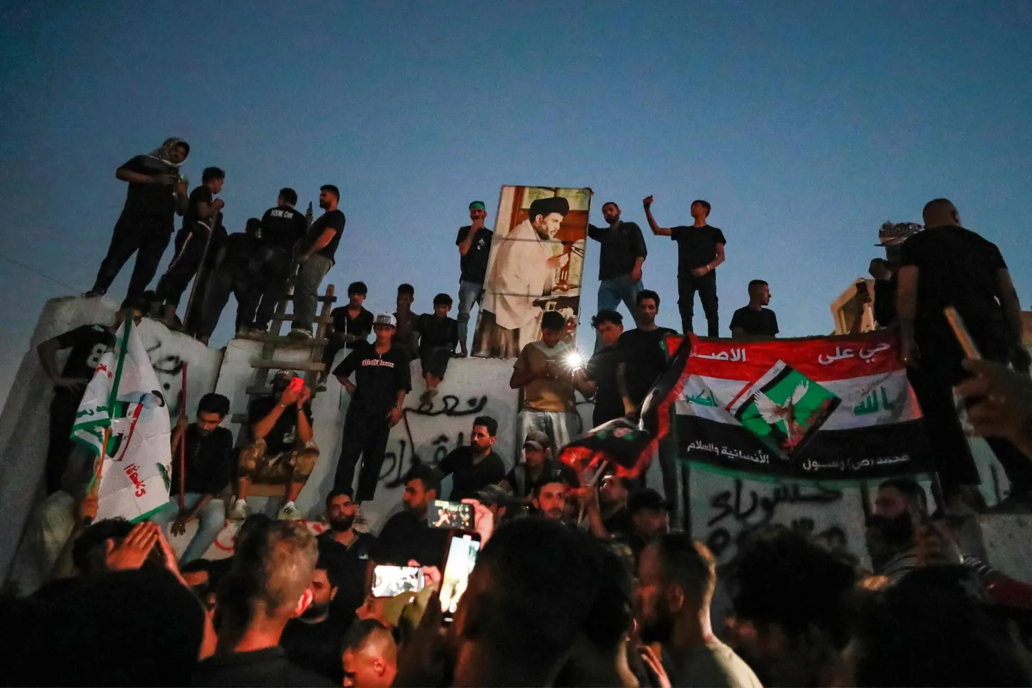 أنصار رجل الدين الشيعي العراقي مقتدى الصدر لدى تجمعهم في مظاهرة خارج السفارة السويدية في بغداد الخميس 20 يوليو 2023 (أ.ف.ب)