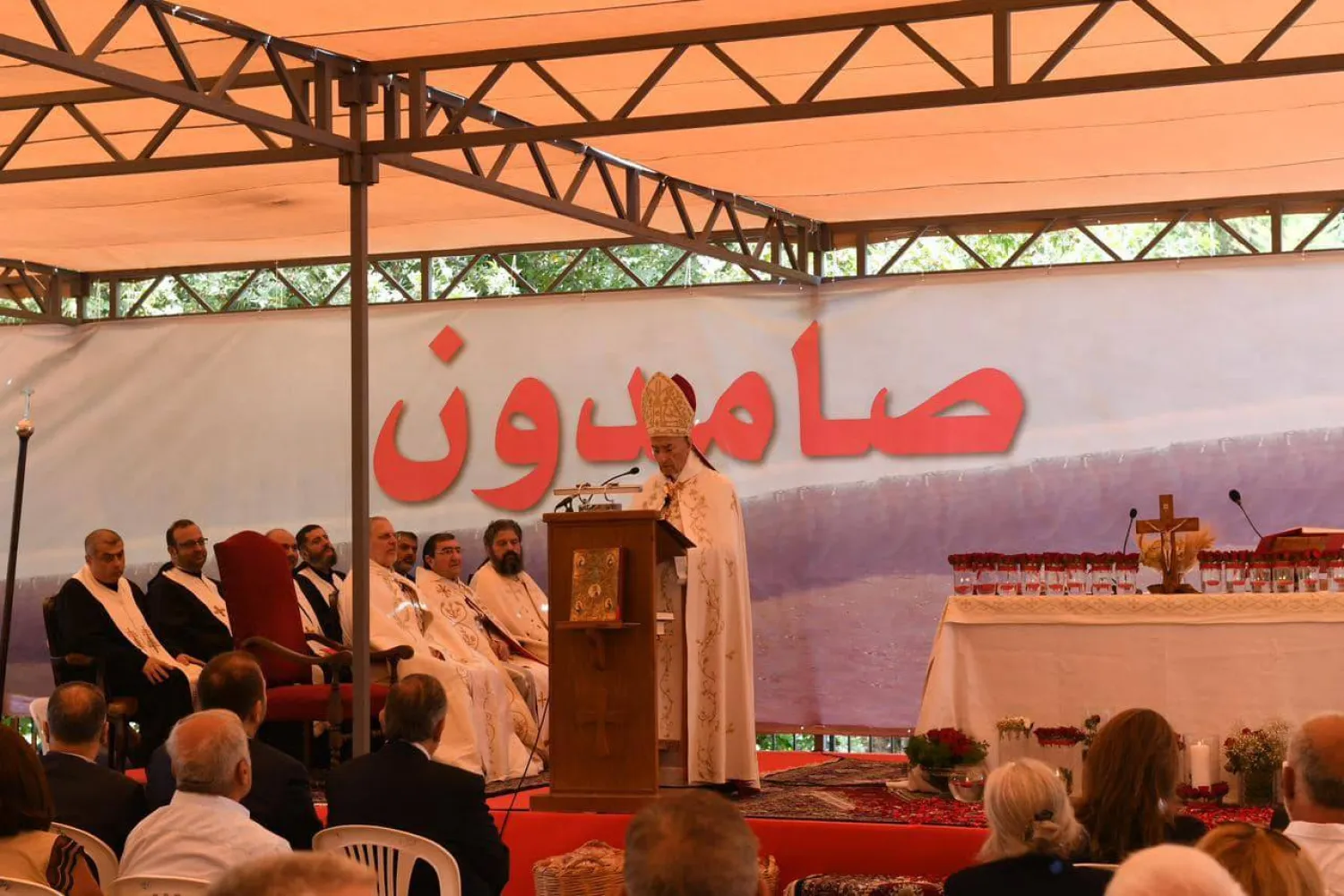 صورة نشرتها البطركية على «فيسبوك» للراعي خلال القداس