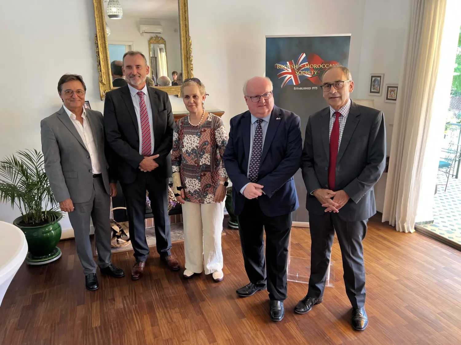 السفير البريطاني سيمون مارتن وستيفان أور ومايك وود ومينة المتيوي (الشرق الأوسط)