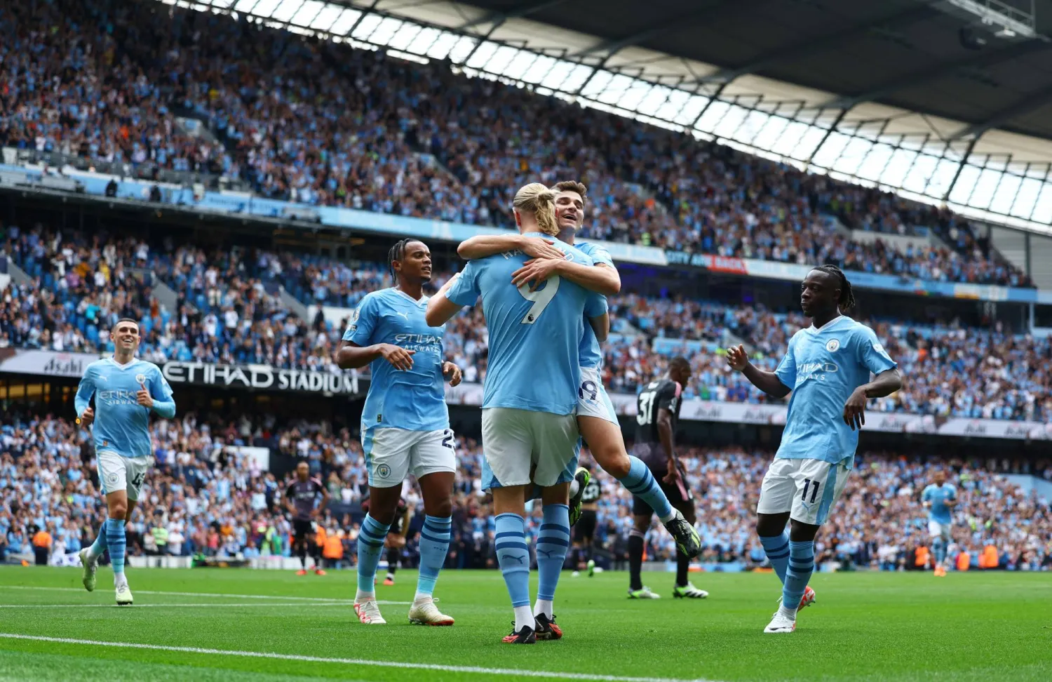 لاعبو سيتي يحتفلون بالانتصارات المتتالية في مشهد بات مالوفاً للجماهير (رويترز)