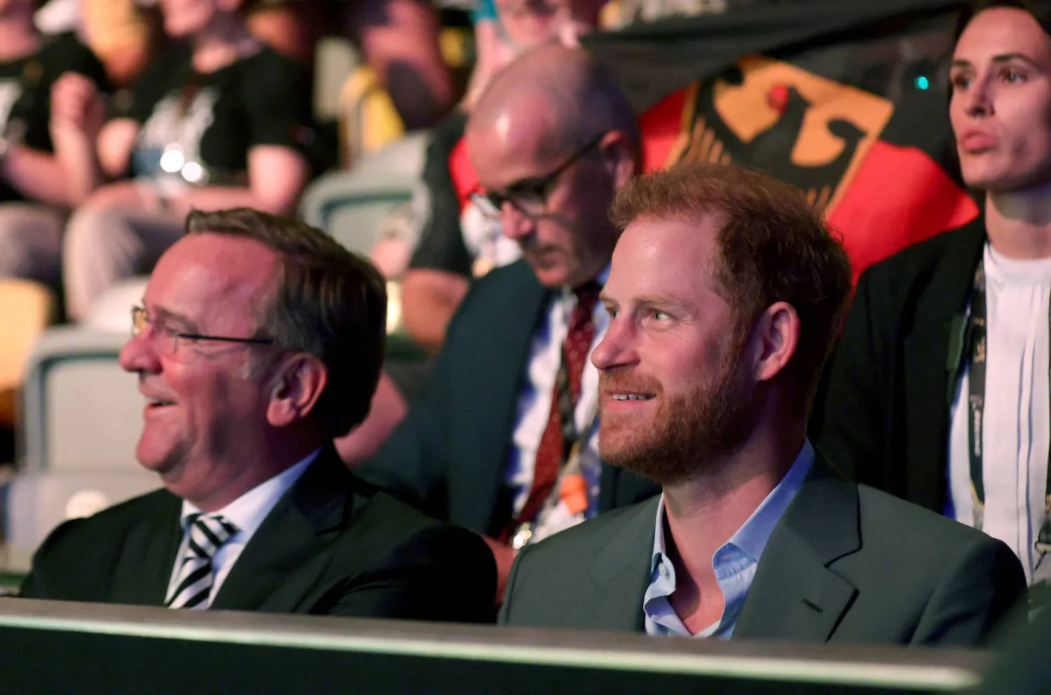 الأمير هاري وإلى جانبه وزير الدفاع الألماني بوريس بيستوريوس (رويترز)