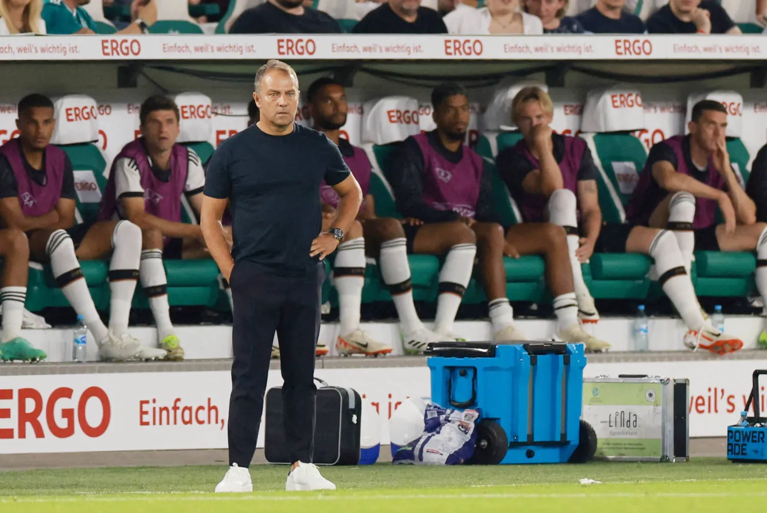 هانسي فليك أثناء قيادته «المنتخب الألماني» أمام اليابان (رويترز)