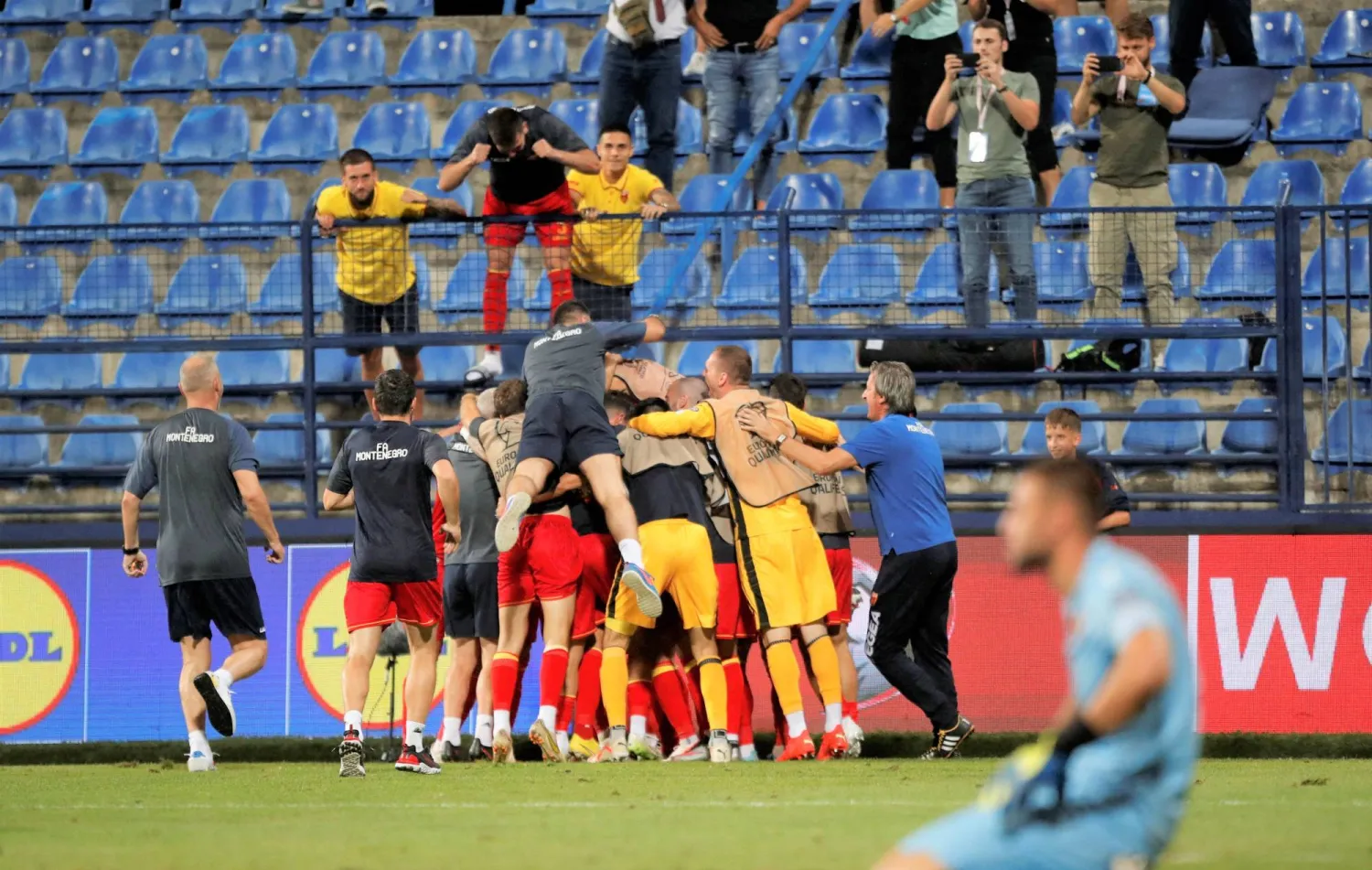 يوفيتيتش يحتفل بتسجيله الهدف الثاني في شباك بلغاريا (رويترز)