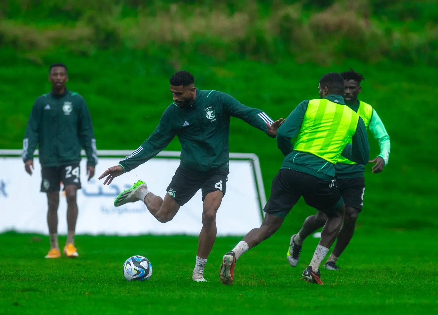 مناورة فنية للاعبي الأخضر السعودي (الشرق الأوسط)