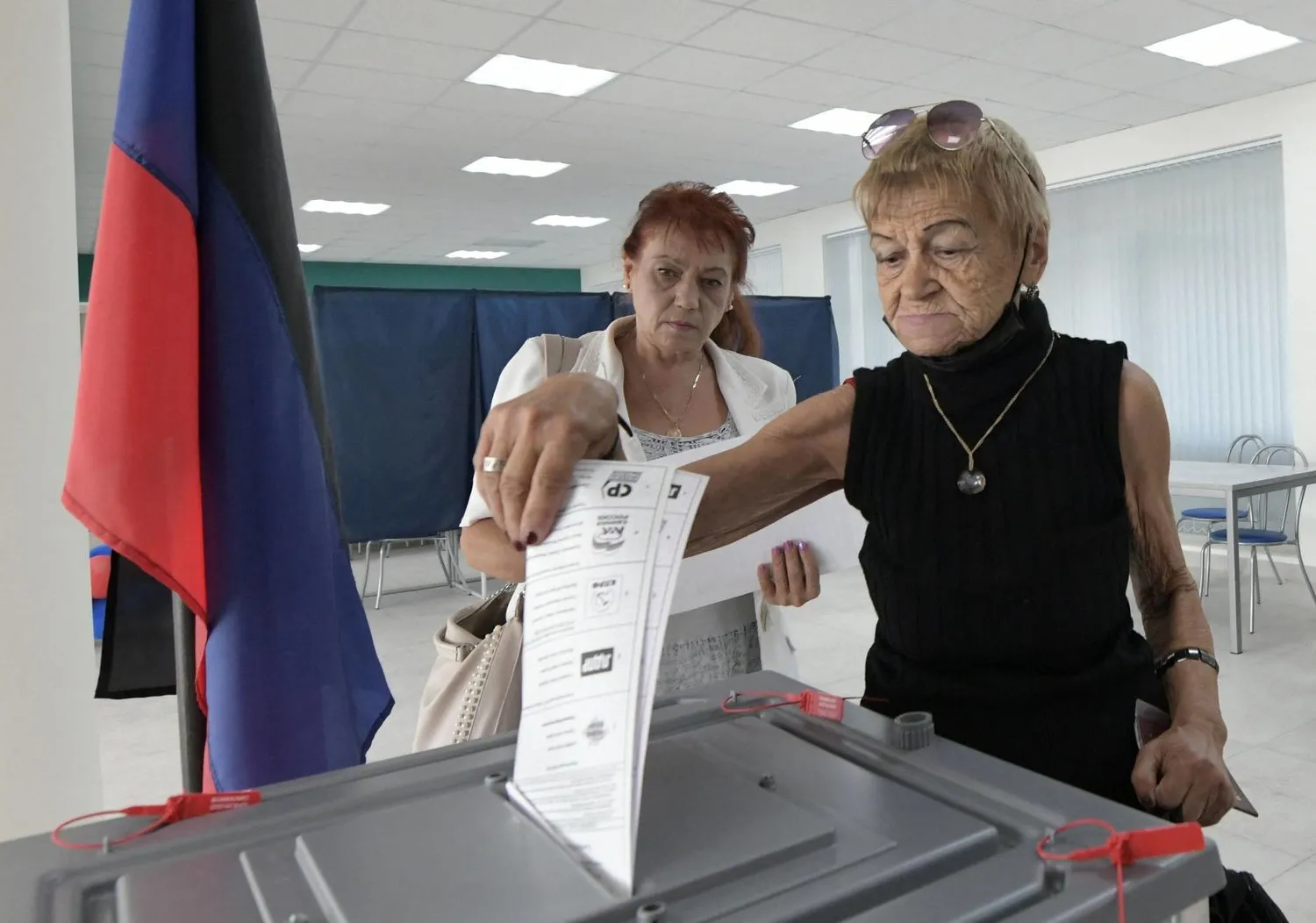 Donetsk’teki bir oy merkezi. (AFP)