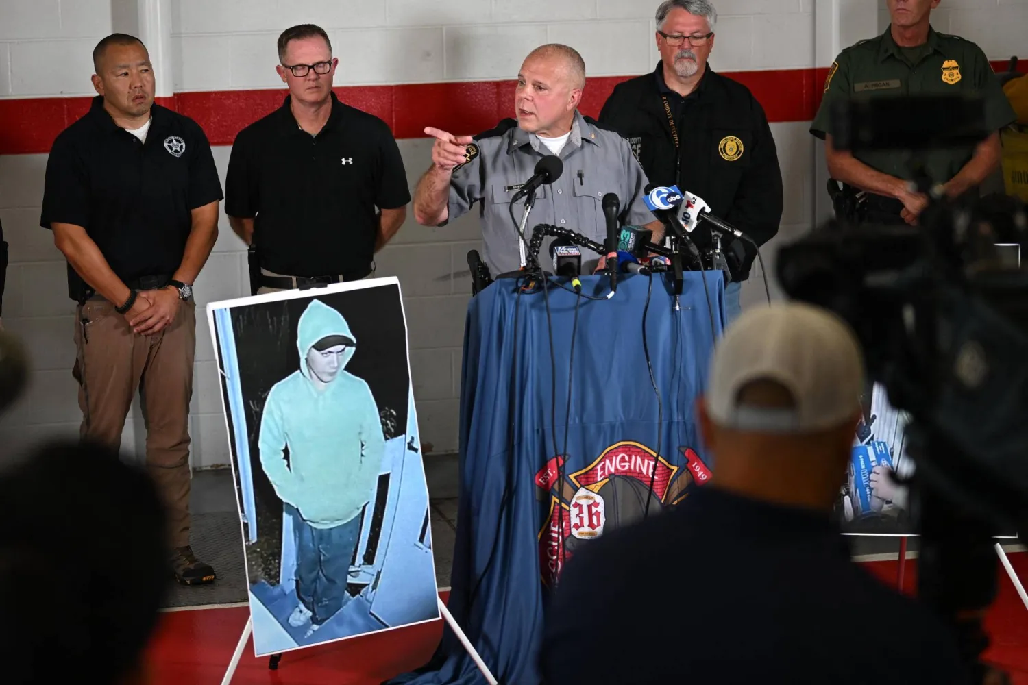 اللفتنانت كولونيل جورج بيفنز من شرطة ولاية بنسلفانيا خلال مؤتمر صحافي عرضت خلاله صورة المجرم الفار (أ.ف.ب)